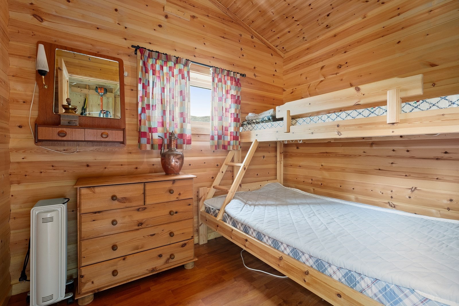 Soverom i anneks | dette rommet er i byggegodkjente tegninger angitt som rullerom, og således ikke formelt godkjent som rom for varig opphold Galleribilde