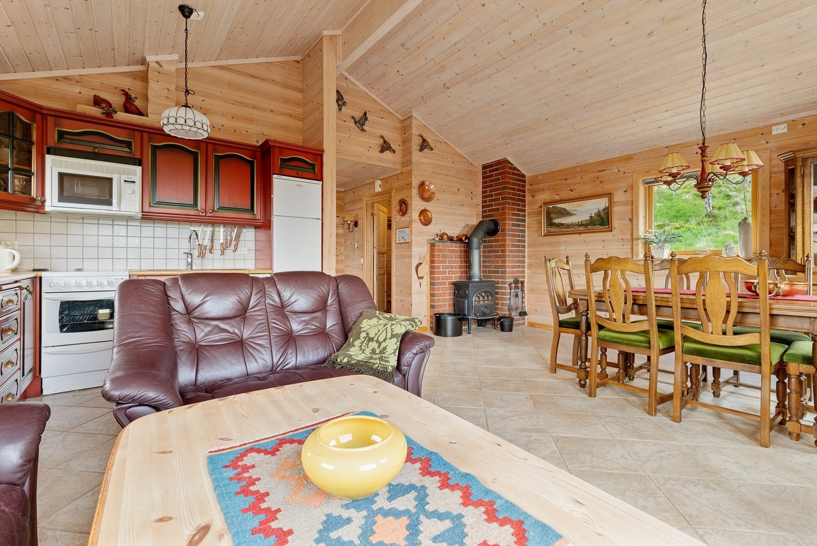 Stue og kjøkken i åpen løsning. Alt av inventar i fritidsbolig og naust som er på visning følger salget. Galleribilde