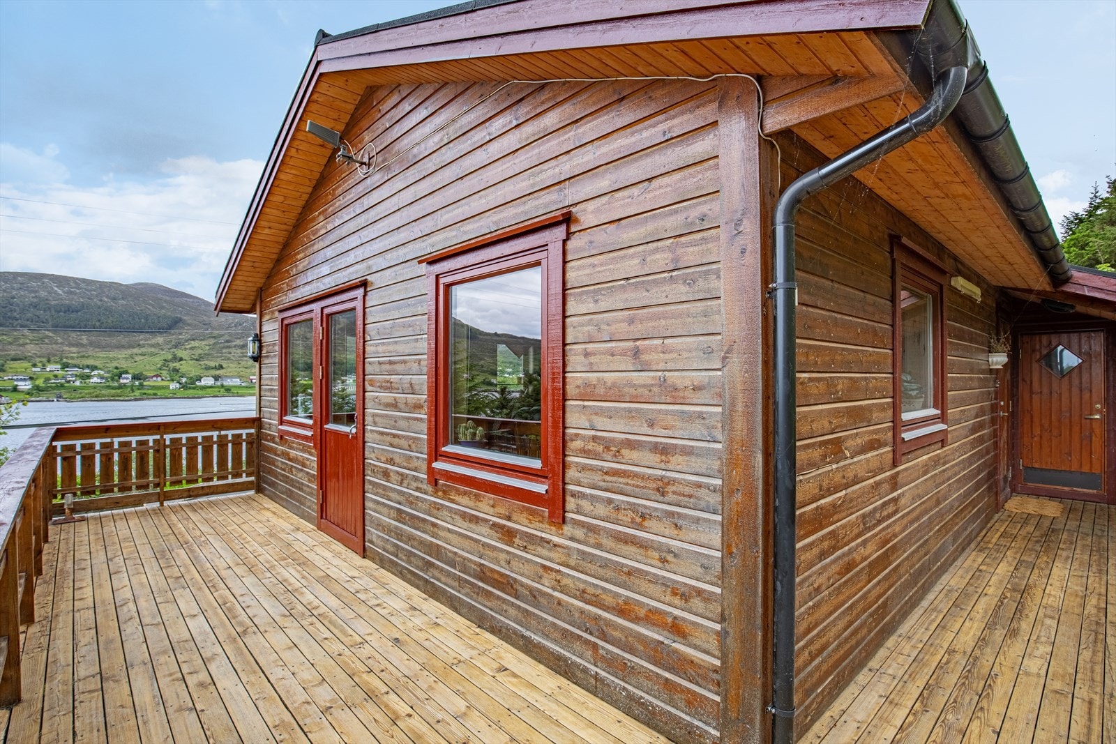 Terrasse med utgang fra stue med gode solforhold Galleribilde