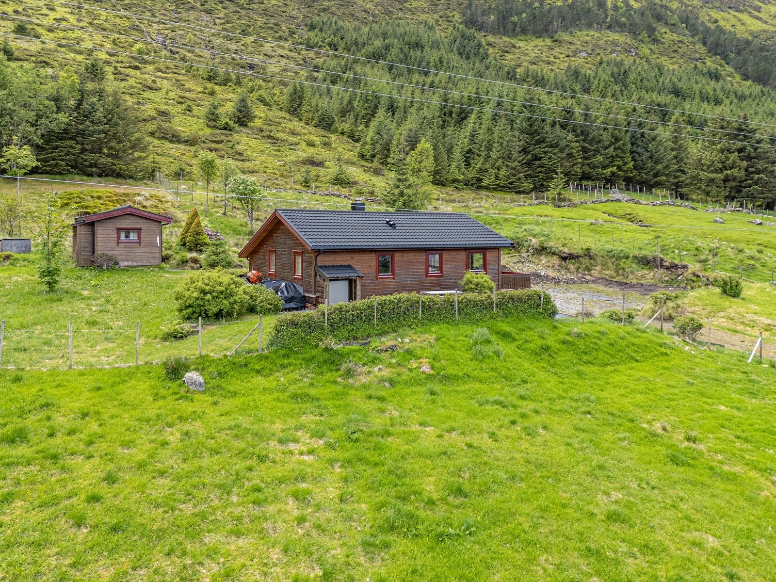 Eiendommen ligger flott til i terrenget, og har en stor tomt på 18,8 dekar Galleribilde