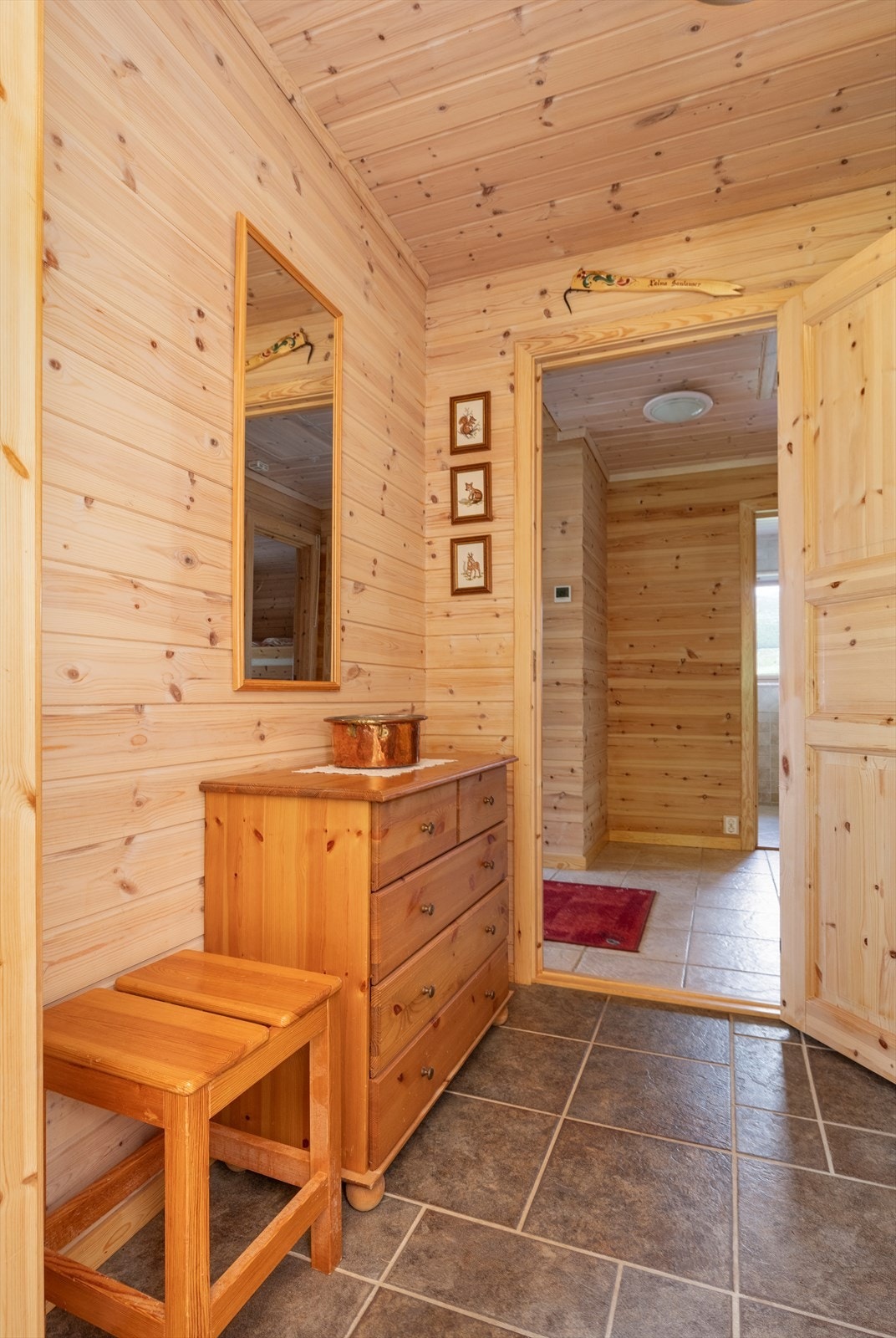 Gang, det er vannbårenvarme på alle gulv i fritidsboligen, med unntak av utvendig bod Galleribilde