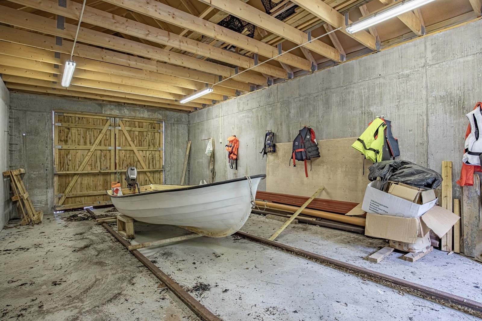 Solid naust med betongvegger og gulv. Galleribilde