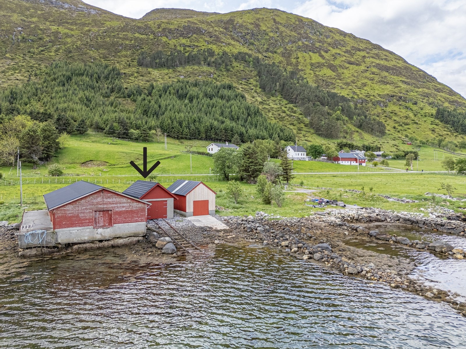 Naustet ligger rett på skrått nedenfor fritidsboligen Galleribilde