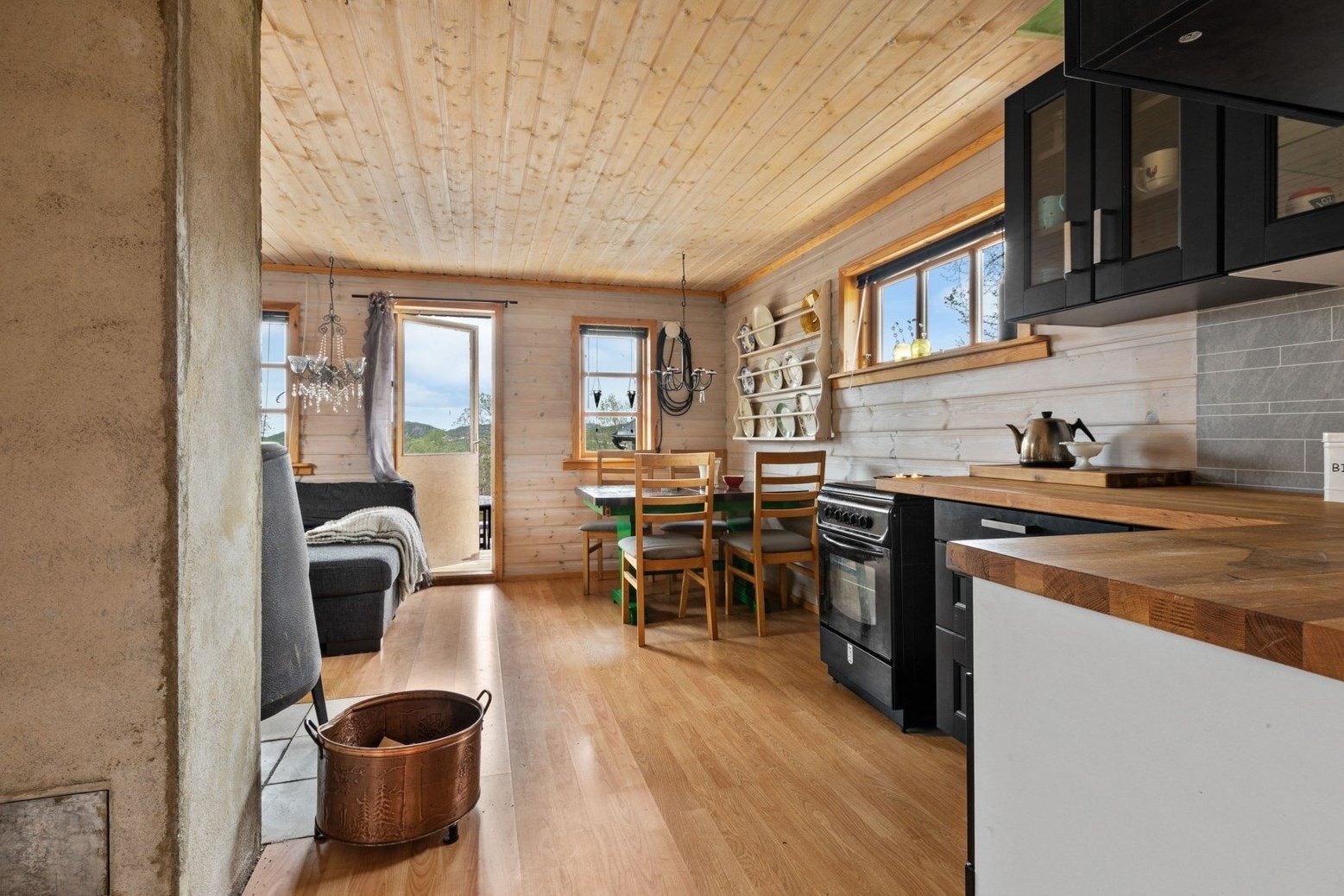 Mot stue fra kjøkken. NB! Eier har byttet vedovn(bildet viser den gamle ovnen) Galleribilde