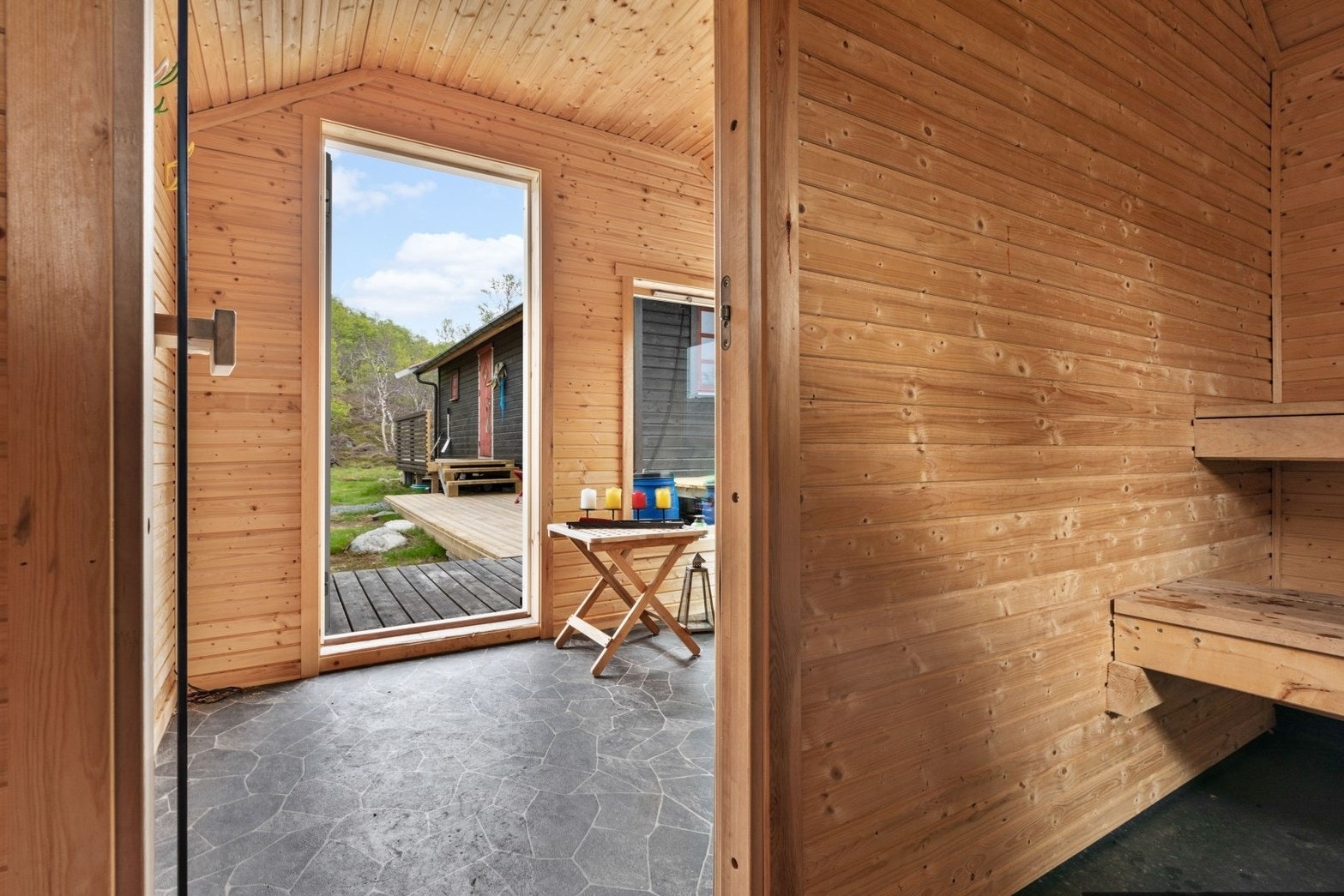 Fra badstu og mot terrasse. Galleribilde