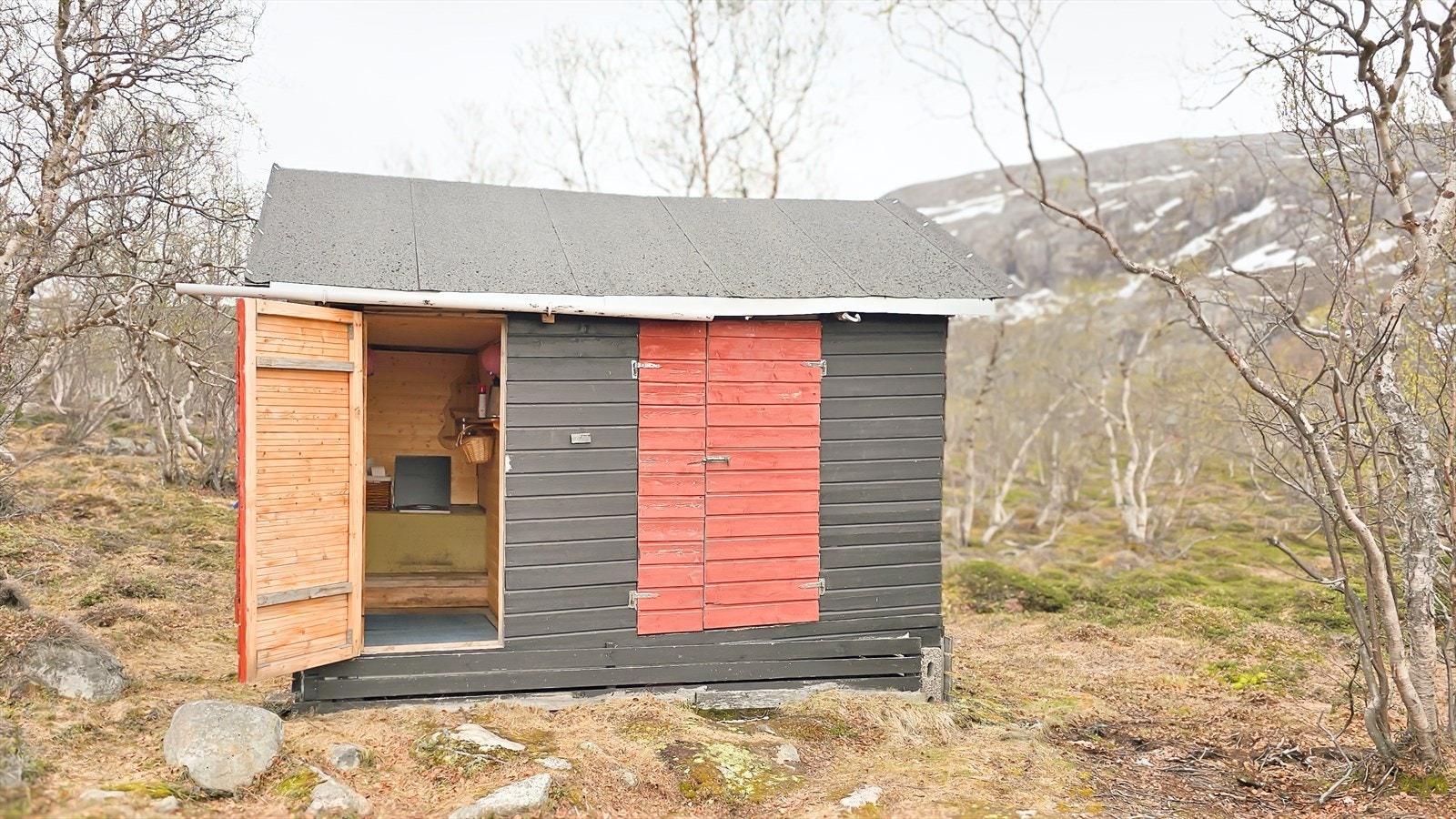Utebod og utedo. Det er innlagt strøm til hytta, noe som kan gi mulighet for å installere f.eks forbrenningstoalett. Galleribilde