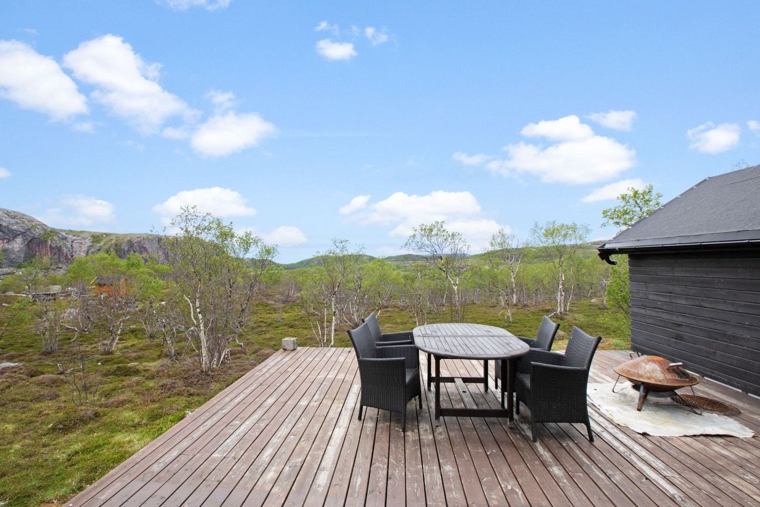 Jakt, tur- og bærterreng befinner seg rett utenfor hyttedøren, og her det flere gode fiskevann i umiddelbar nærhet. Galleribilde