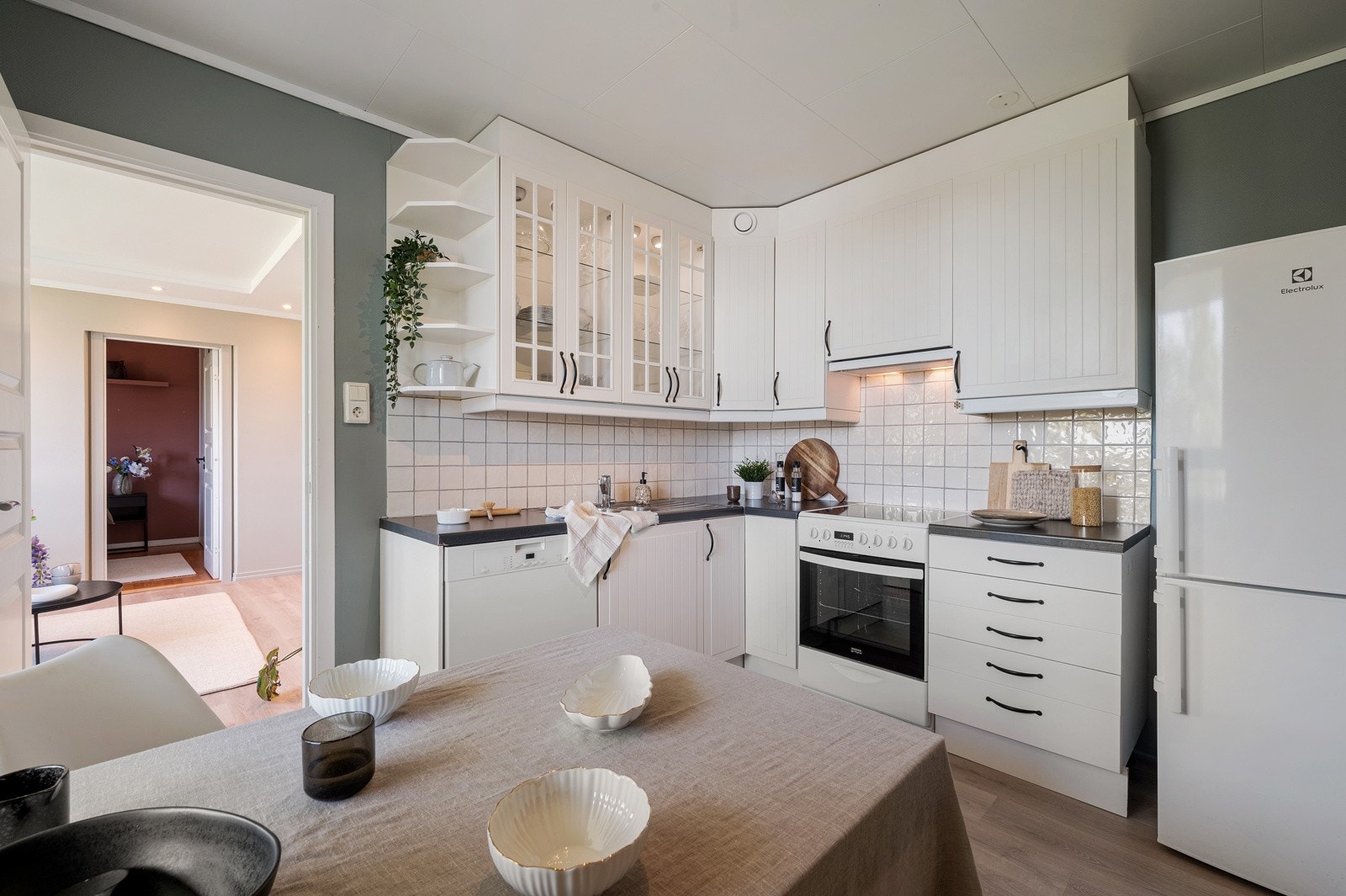 Praktiskt utformet kjøkken med god skap- og benkeplass og plass til spisebord. Galleribilde