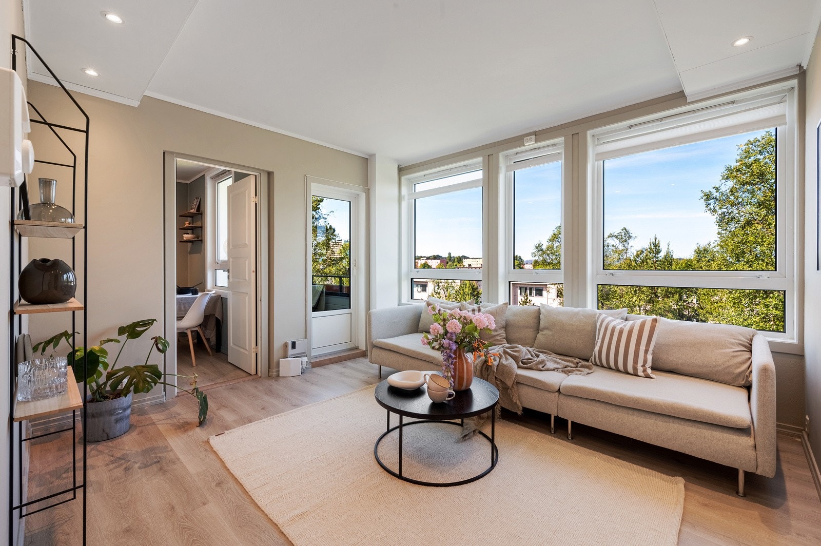 Velkommen til Ortuflaten 14! En lys og trivelig 2-roms med overbygget vestvendt altan med gode solforhold. Få minutters gange fra Oasen og bybanestopp. Galleribilde