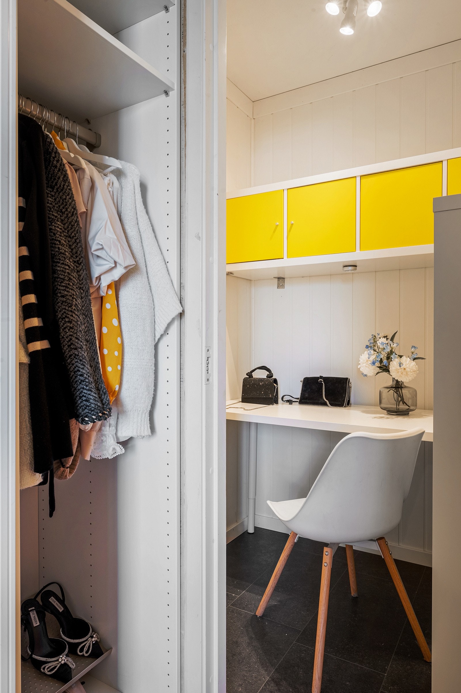 Kontornisje og klesskap på soverom. Galleribilde