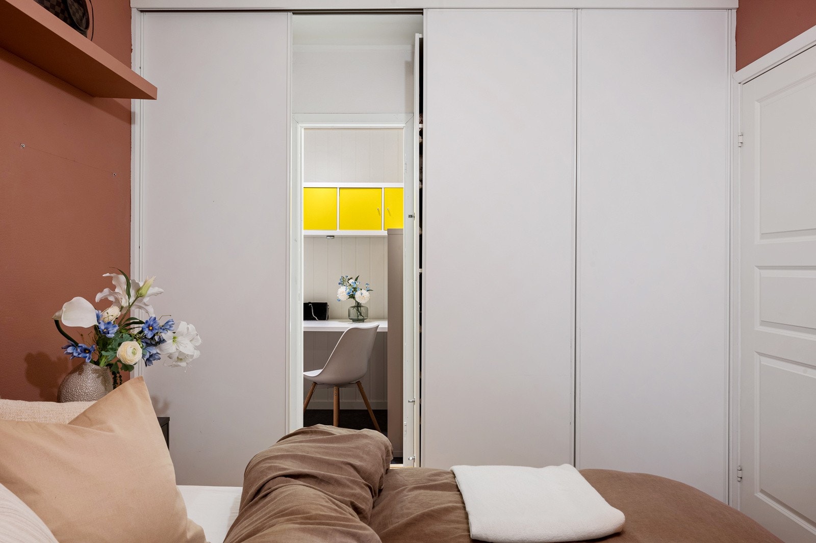 Rommet er innedet med praktisk kontornisje. Perfekt for den som benytter seg av hjemmekontor. Galleribilde