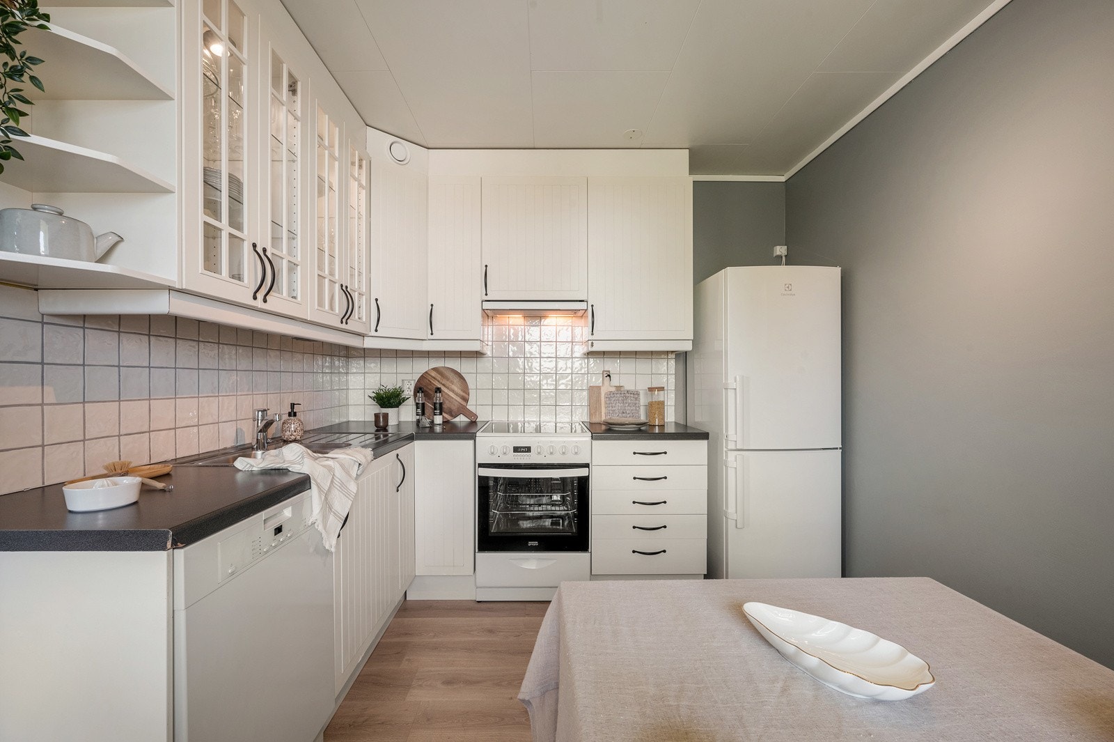 Romslig kjøkken med god planløsning. Galleribilde