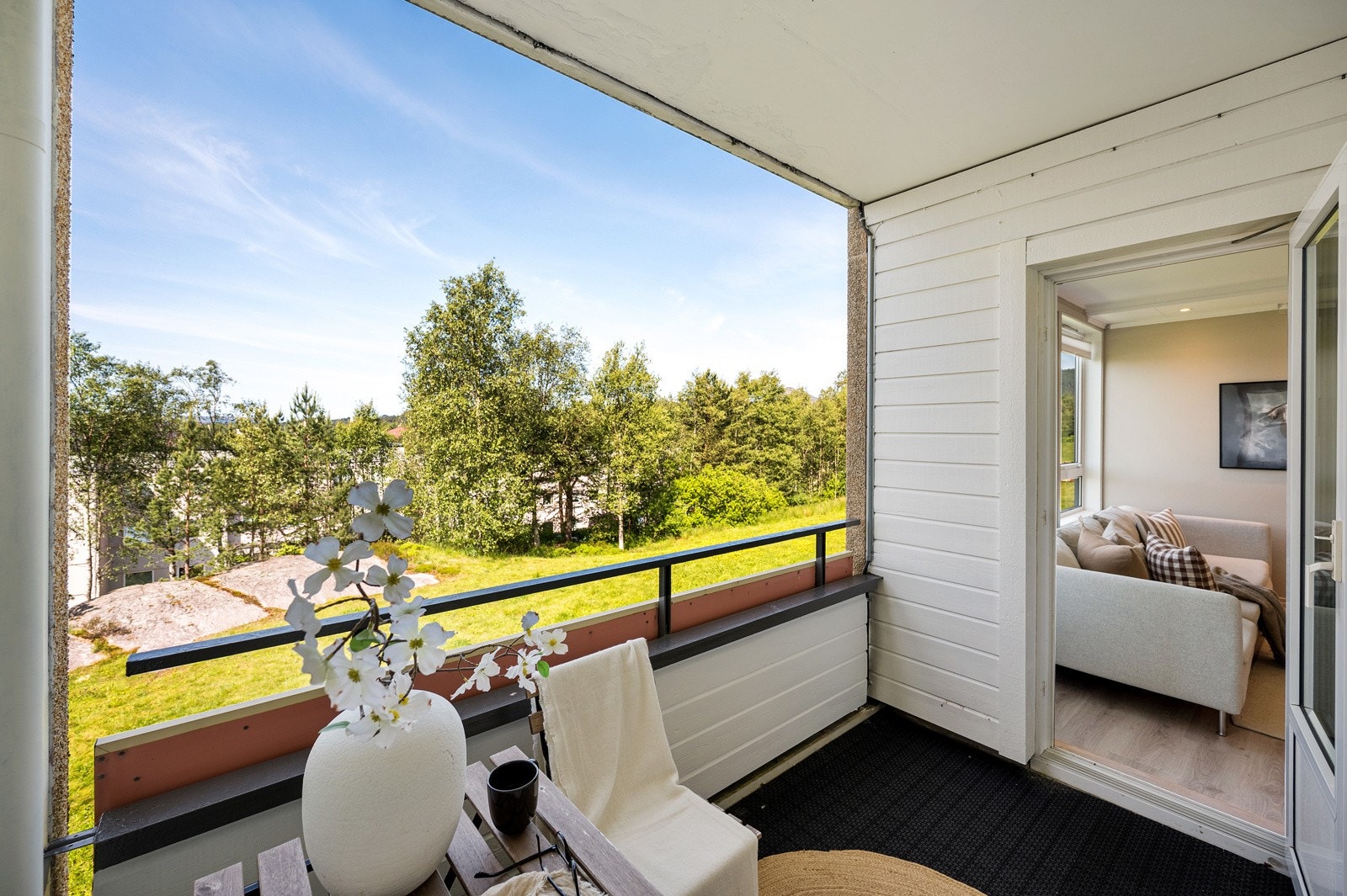 Fra altanen er det en flott utsikt over nærområdet og man ligger usjenert til. Galleribilde