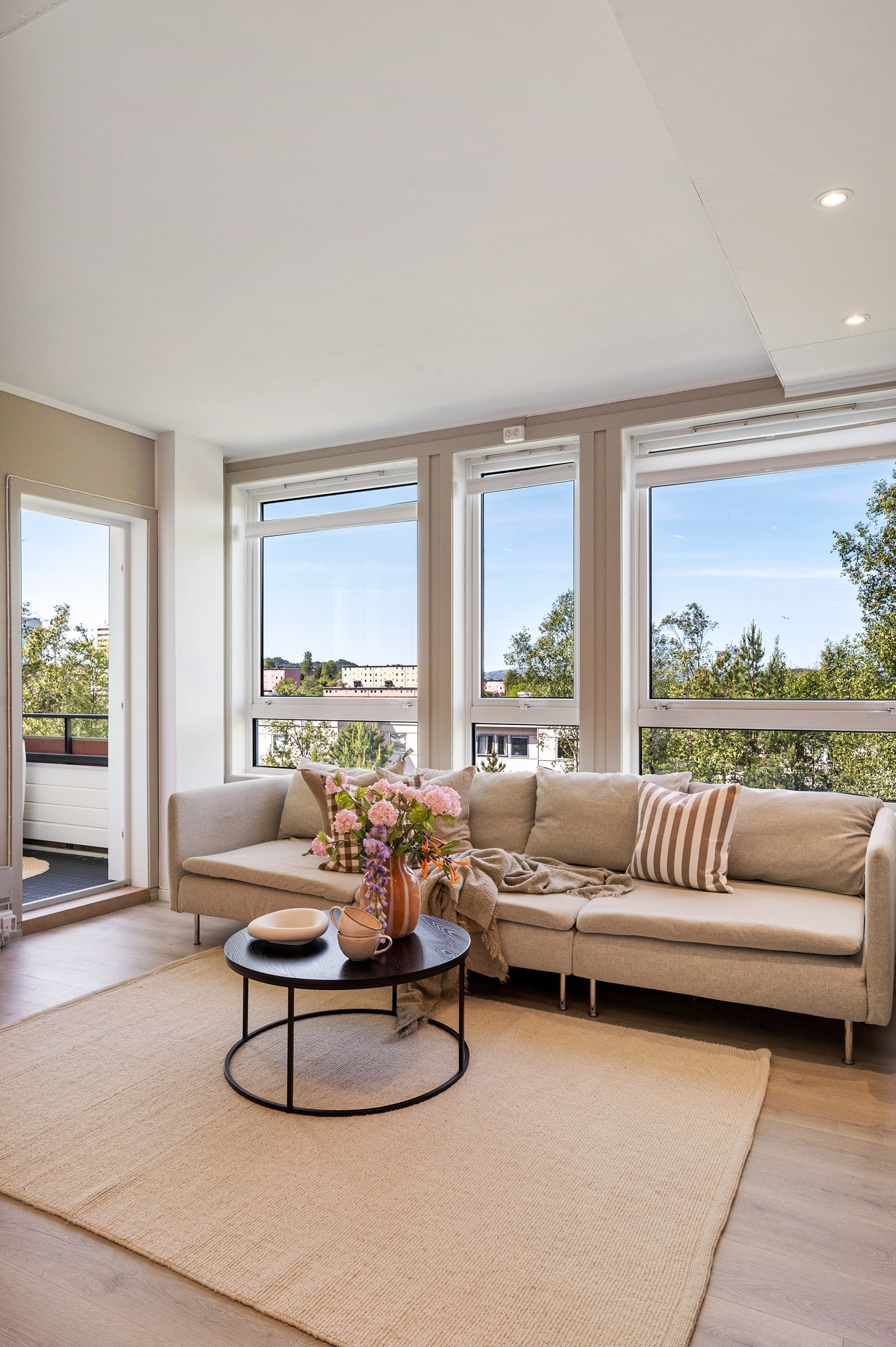 Stue med spottekasser i taket. Galleribilde