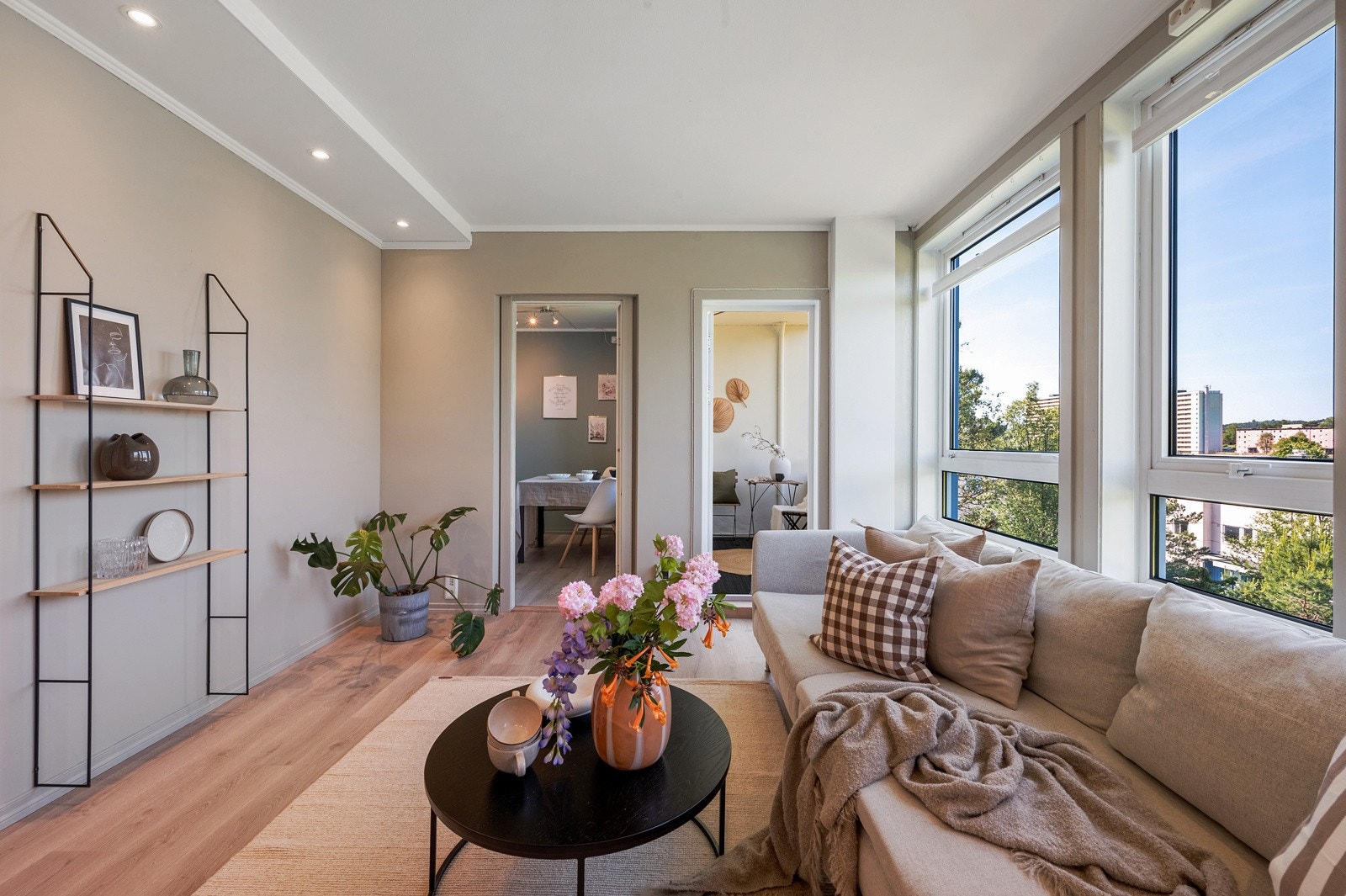 Stuen er lys og innbydende og kan skilte med store vindusflater. Stuens utforming gjør den enkel å møblere. Galleribilde