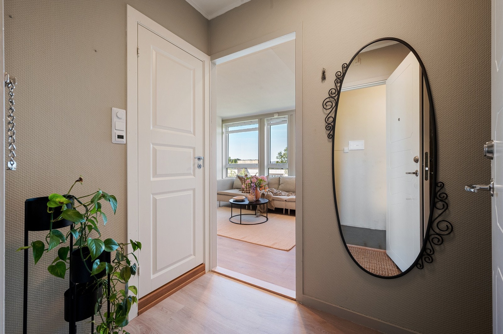 Romslig gang/entré med plass til å henge fra seg yttertøy. Galleribilde