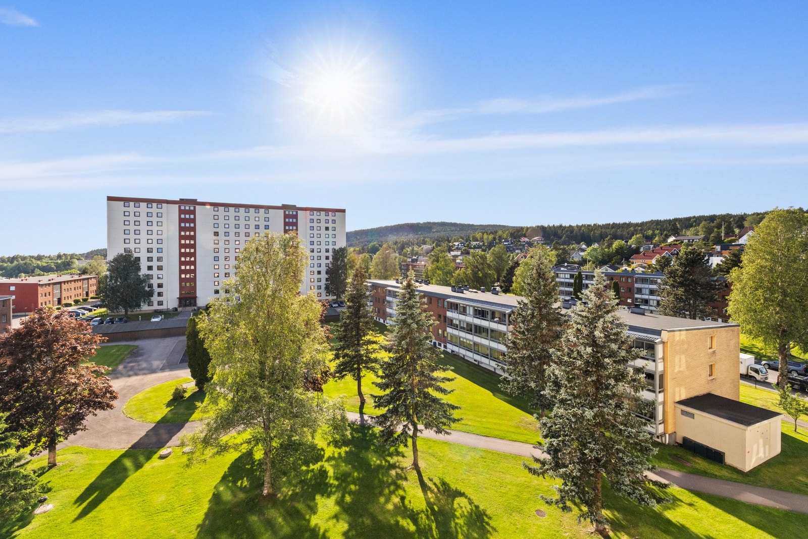 Balkongens retning mot vest sikrer gode solforhold Galleribilde