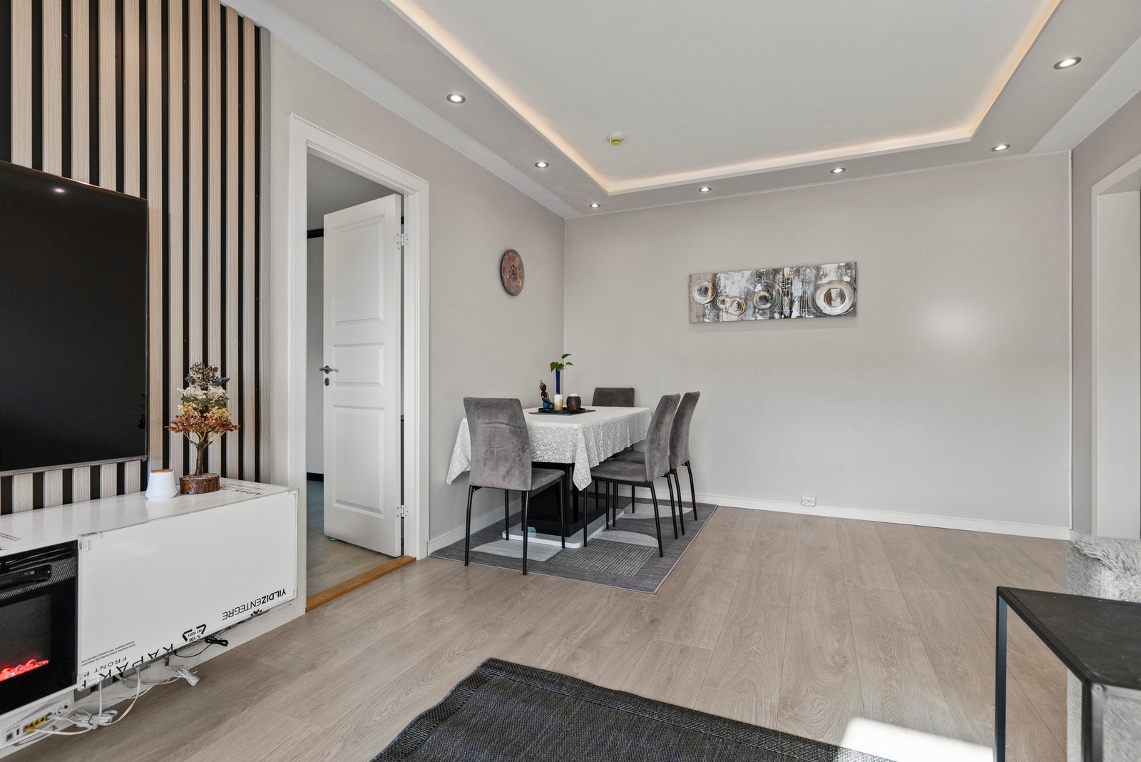 Her kan du enkelt plassere både sofagruppe og spisebord, med god plass til sosialt samvær Galleribilde