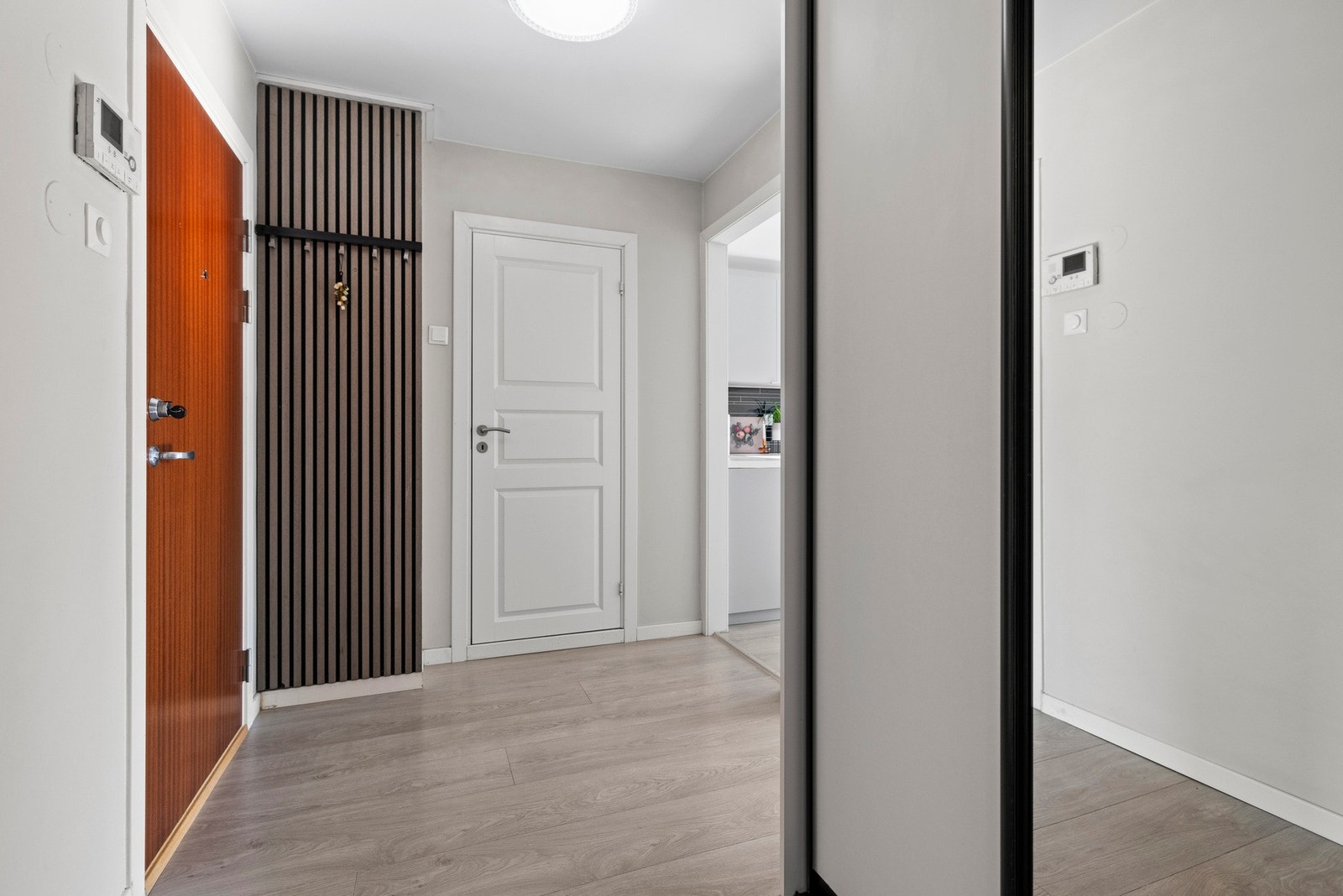 Overflatene er holdt i moderne materialer og farger som gir et rent og innbydende inntrykk Galleribilde