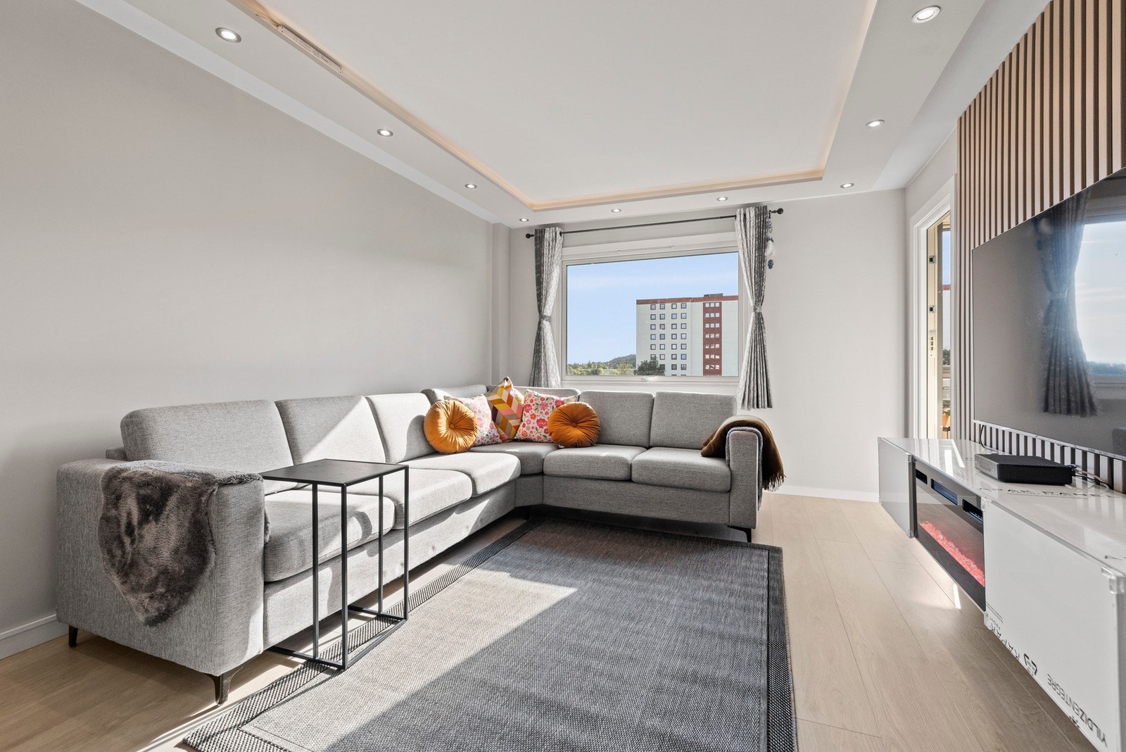 Stuen har en romslig utforming som gir deg gode muligheter til å tilpasse innredningen etter behov Galleribilde