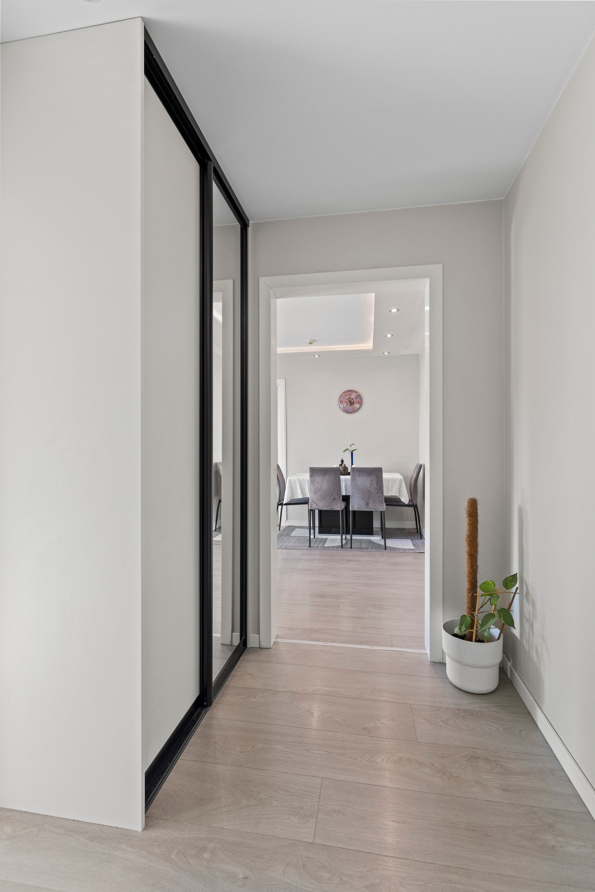 Inngangspartiet har en romslig utforming som gir god plass til å organisere yttertøy og sko Galleribilde