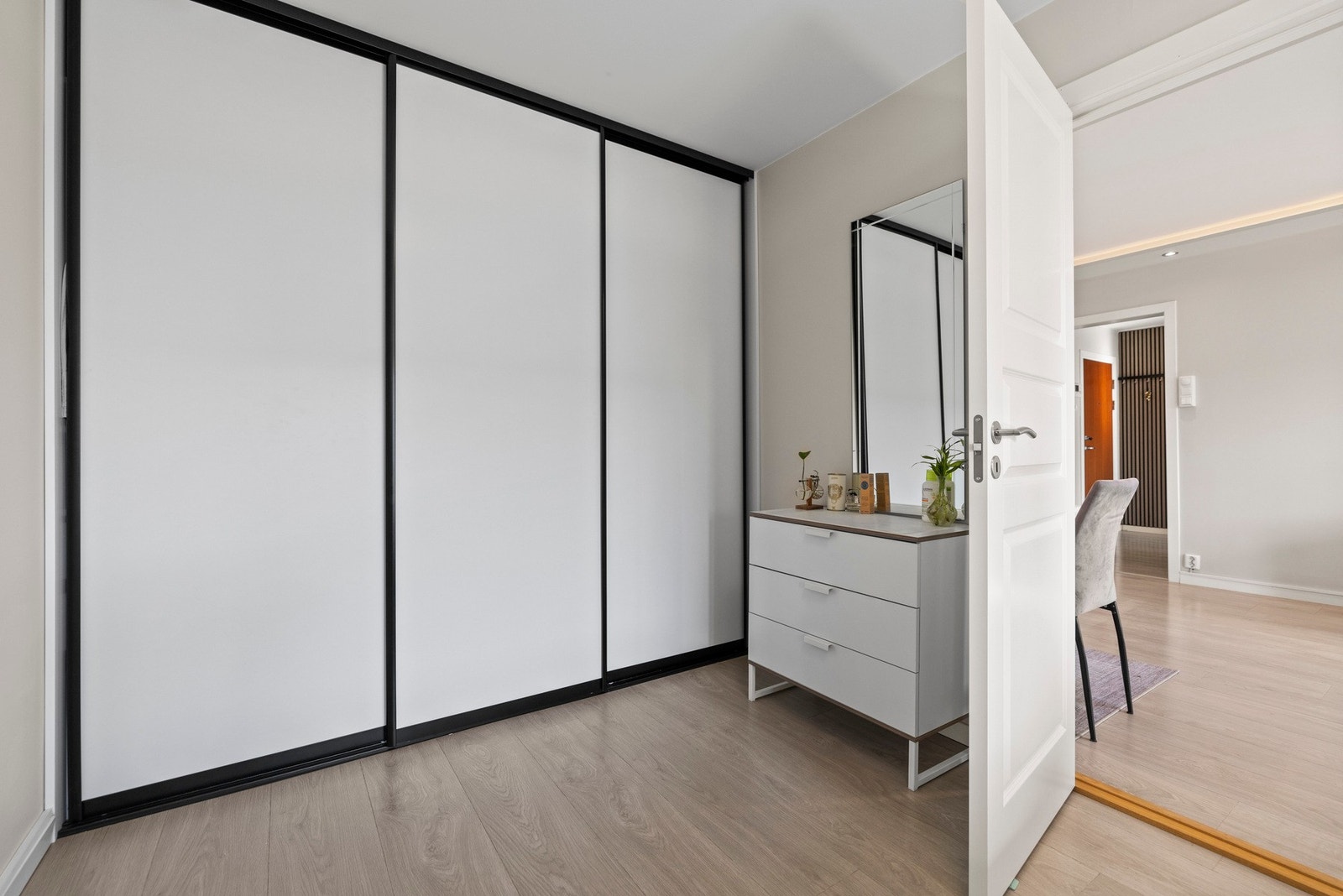 Rommets størrelse gir fleksibilitet til ulike oppbevaringsløsninger, enten du ønsker frittstående skap eller en integrert garderobe Galleribilde