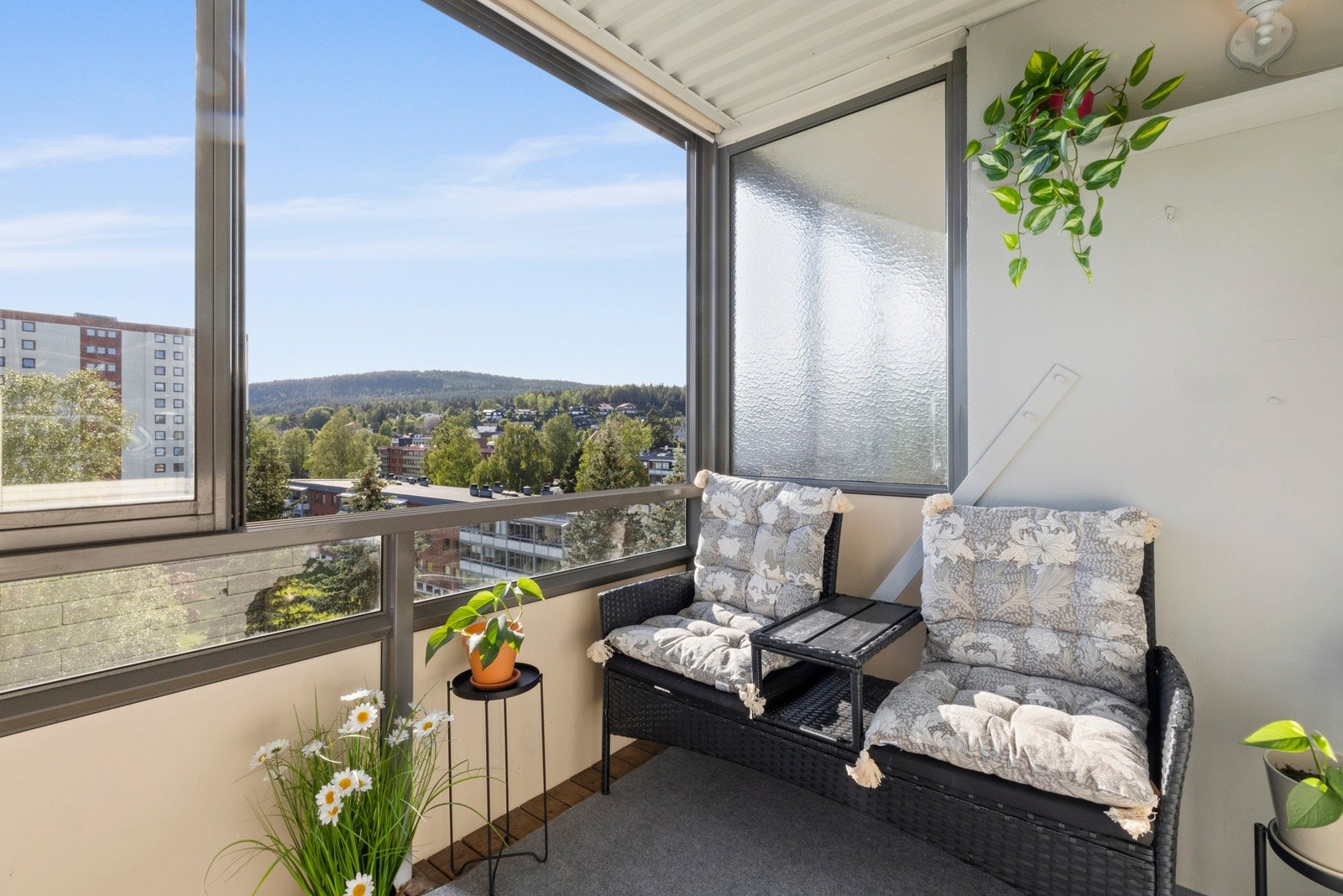 Balkongen er innglasset og vender mot vest, noe som gir mulighet for å nyte ettermiddags- og kveldssol Galleribilde