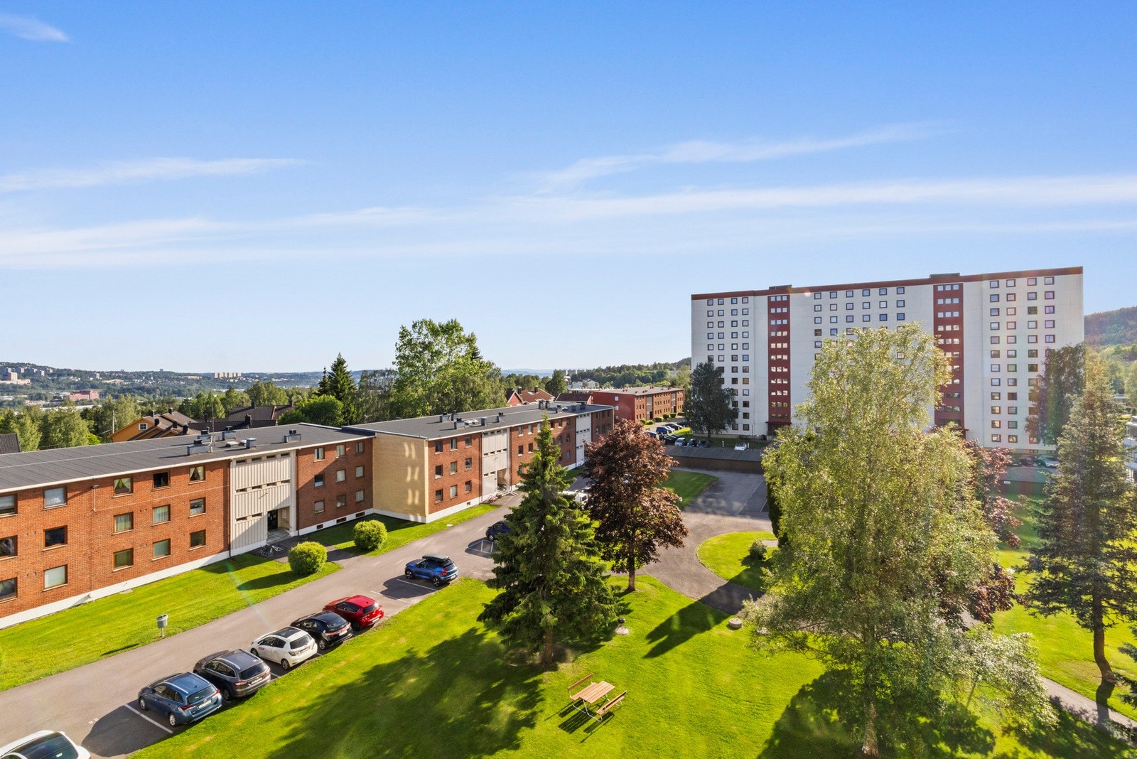 Trivelig utsikt over grønne fellesarealer Galleribilde