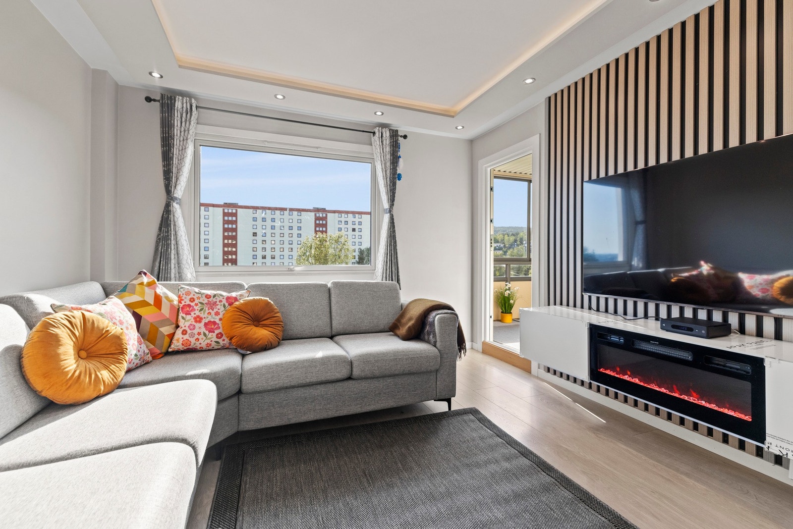 Stuen har også direkte utgang til innglasset balkong, som utvider bruksområdet og gir ekstra fleksibilitet i hverdagen Galleribilde