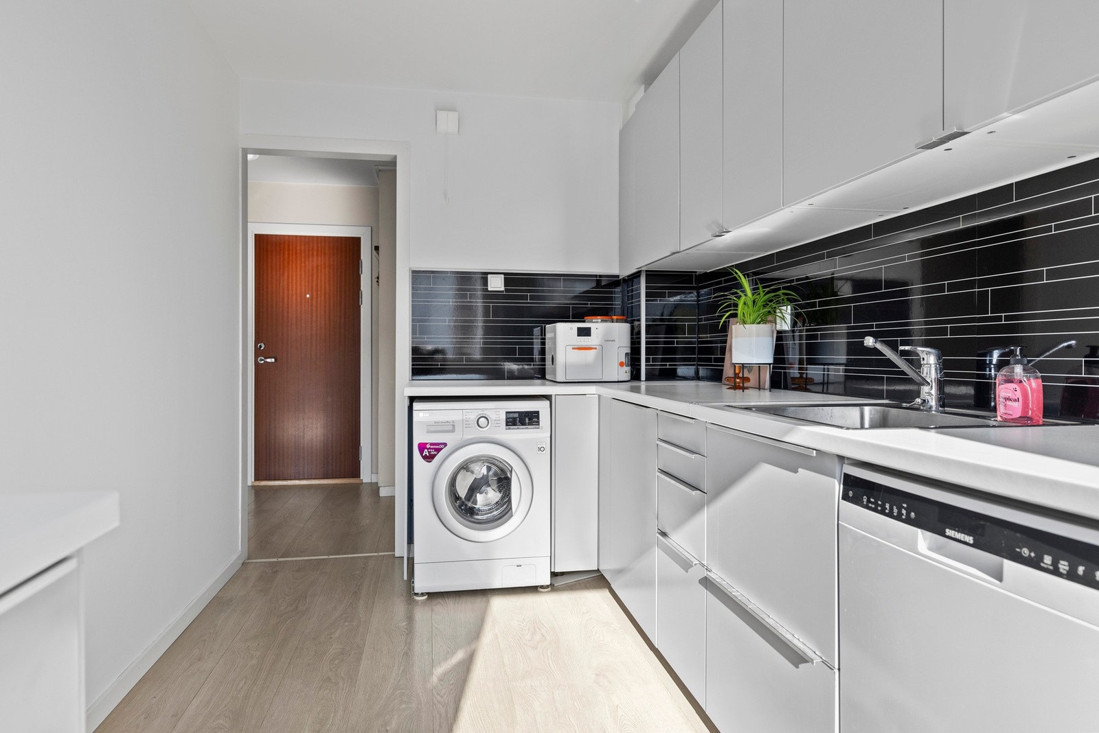 Rommet har en funksjonell layout som utnytter plassen godt Galleribilde