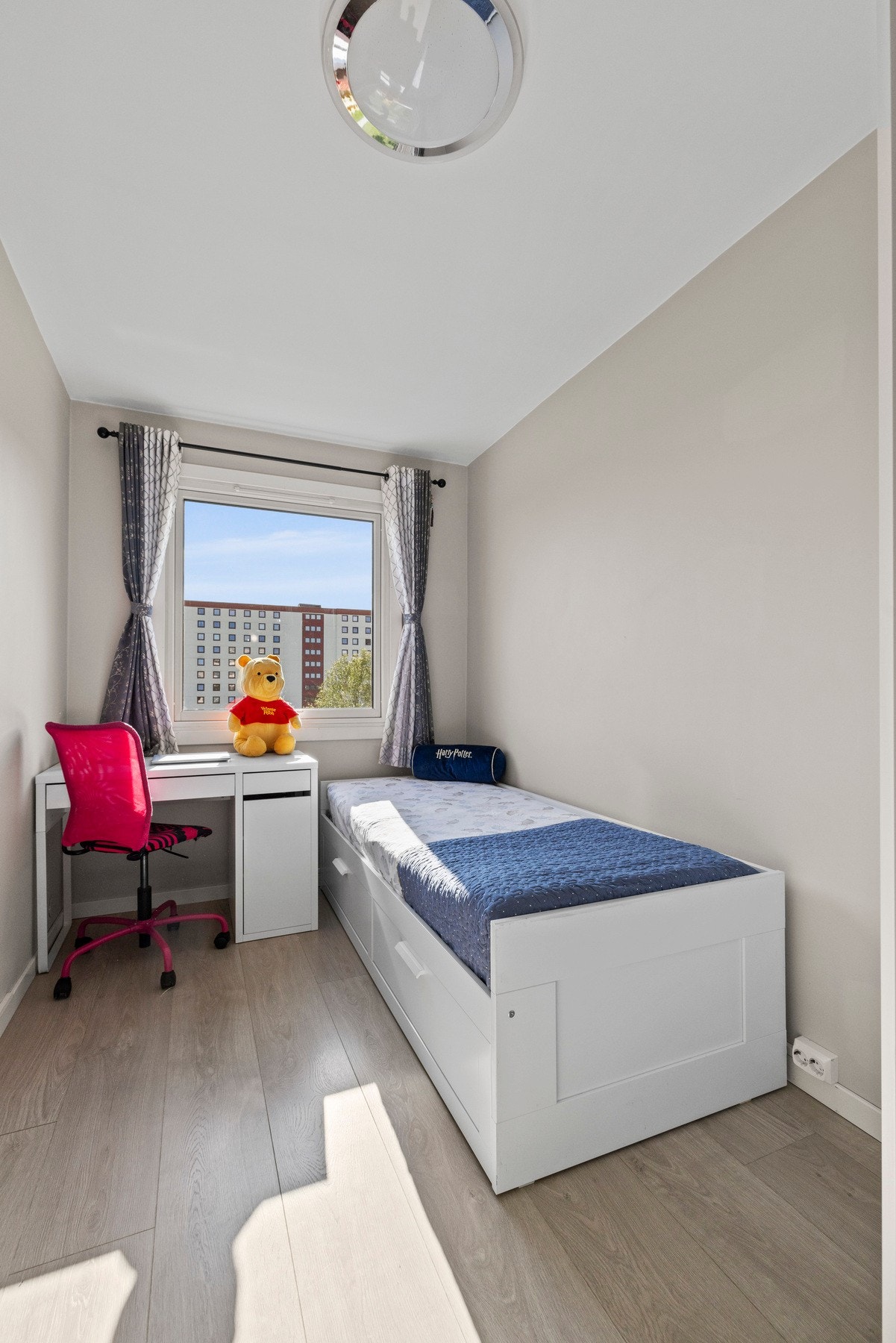 Det andre soverommet har tilsvarende lysforhold, med vindu som slipper inn dagslys Galleribilde