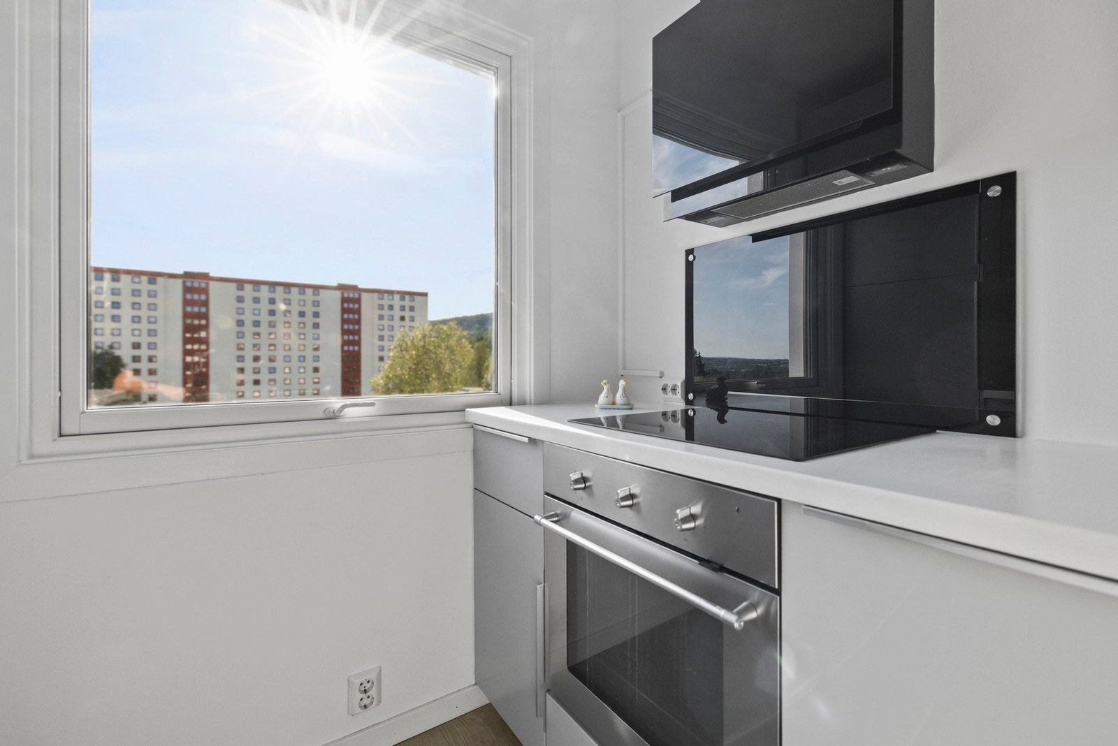 Hvitevarene inkluderer integrert koketopp, stekeovn, oppvaskmaskin og kjøl-/fryseskap, samt en frittstående vaskemaskin Galleribilde