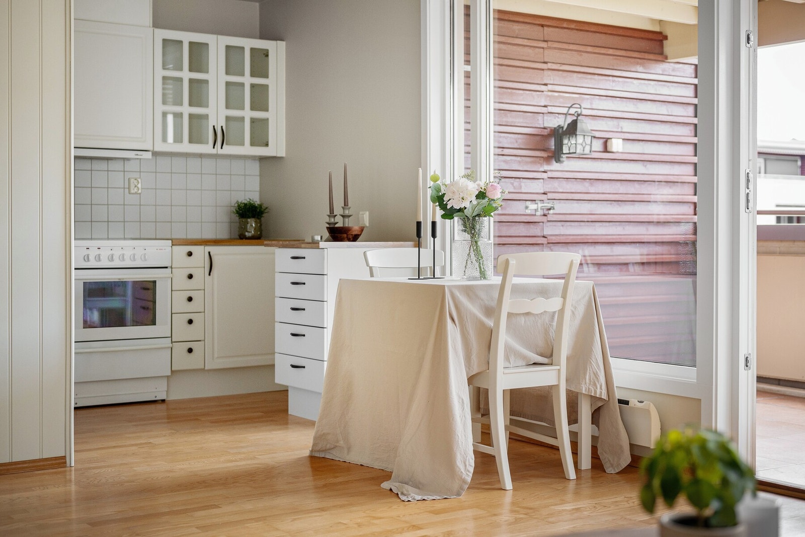 Leiligheten har en åpen stue- og kjøkkenløsning med god plass til både sofakrok og spisebord, et pent flislagt bad, romslig soverom med integrert garderobe og en overbygget balkong som forlenger oppholdsrommet i sommerhalvåret. Galleribilde