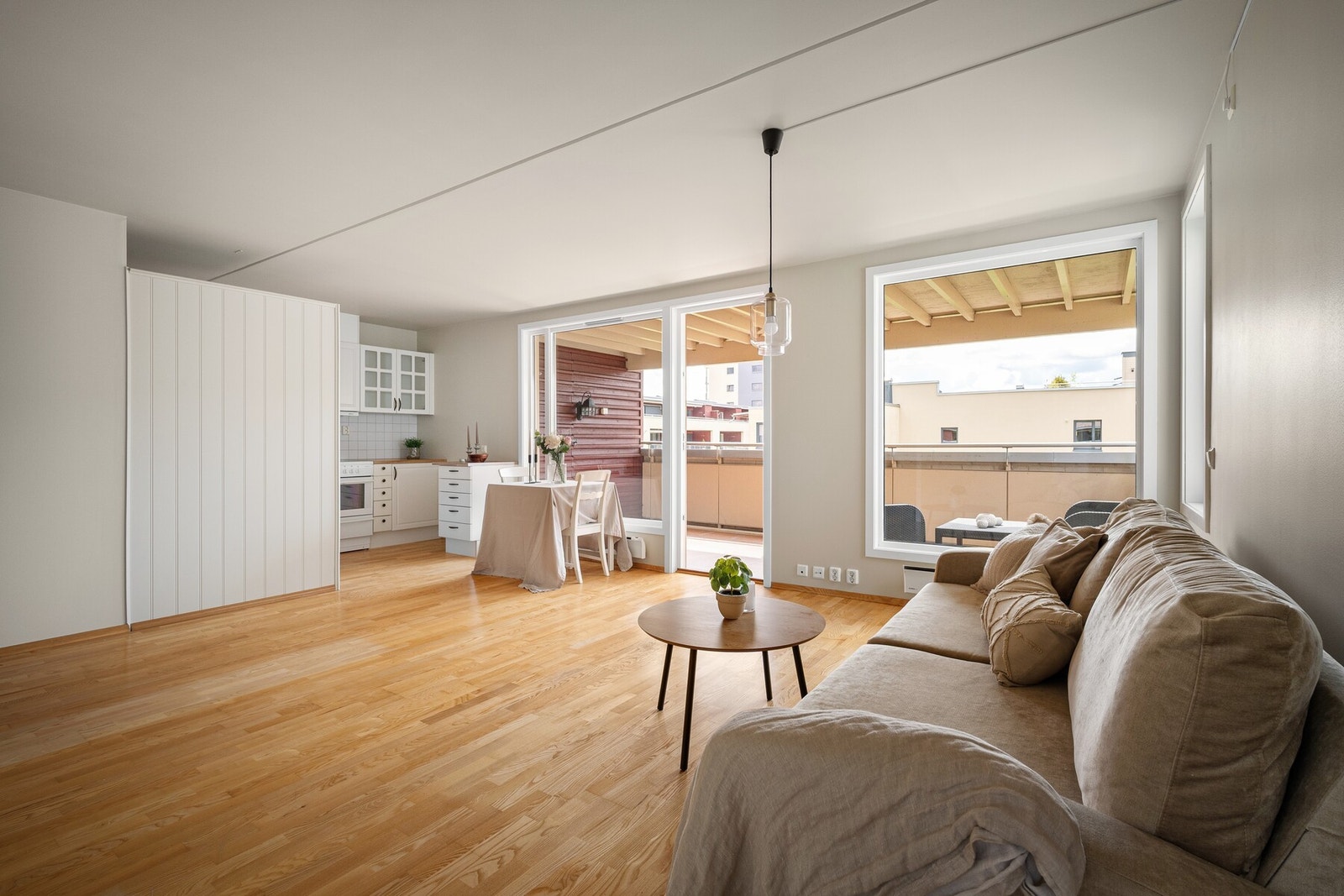 Store glassdører gir direkte utgang til en romslig og overbygget terrasse - et naturlig utvidet oppholdsrom i sommerhalvåret. Galleribilde