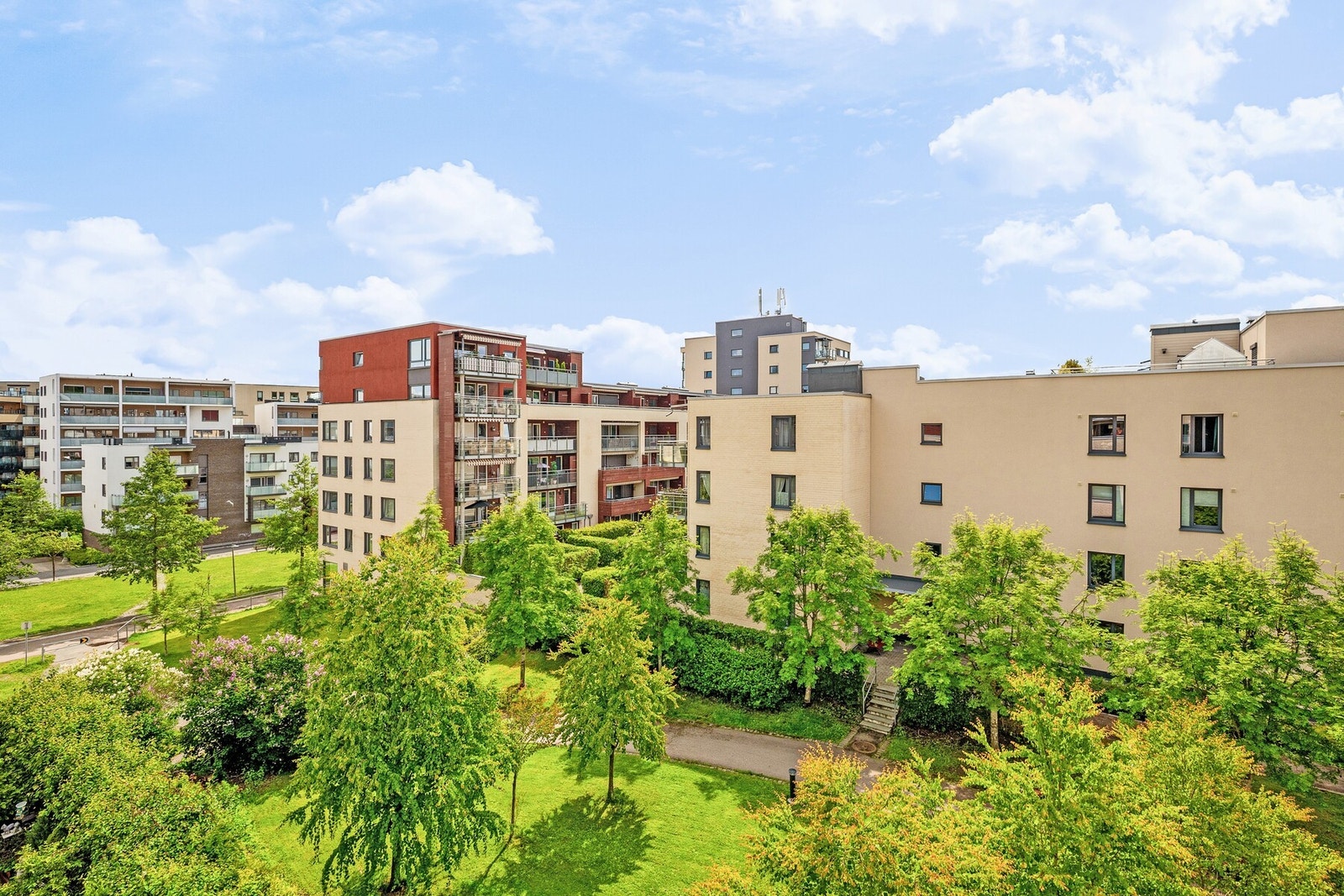 Her bor du i et rolig og grønt område med nærhet til skoler, barnehager, kollektivtransport, Triaden, Metro og Østmarkas flotte turmuligheter. Galleribilde