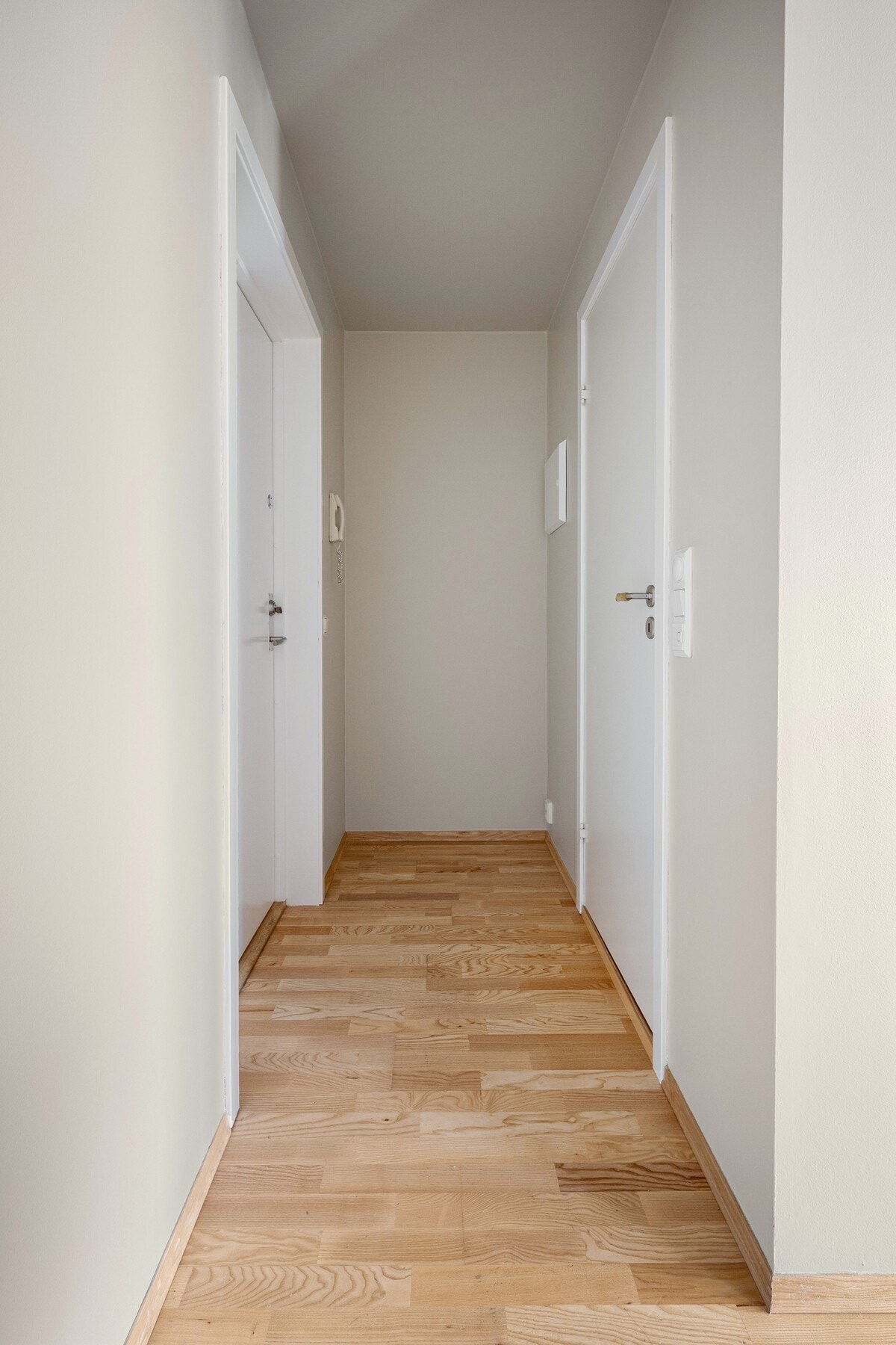 Velkommen inn i en lys og innbydende entré med en praktisk garderobeløsning. Galleribilde