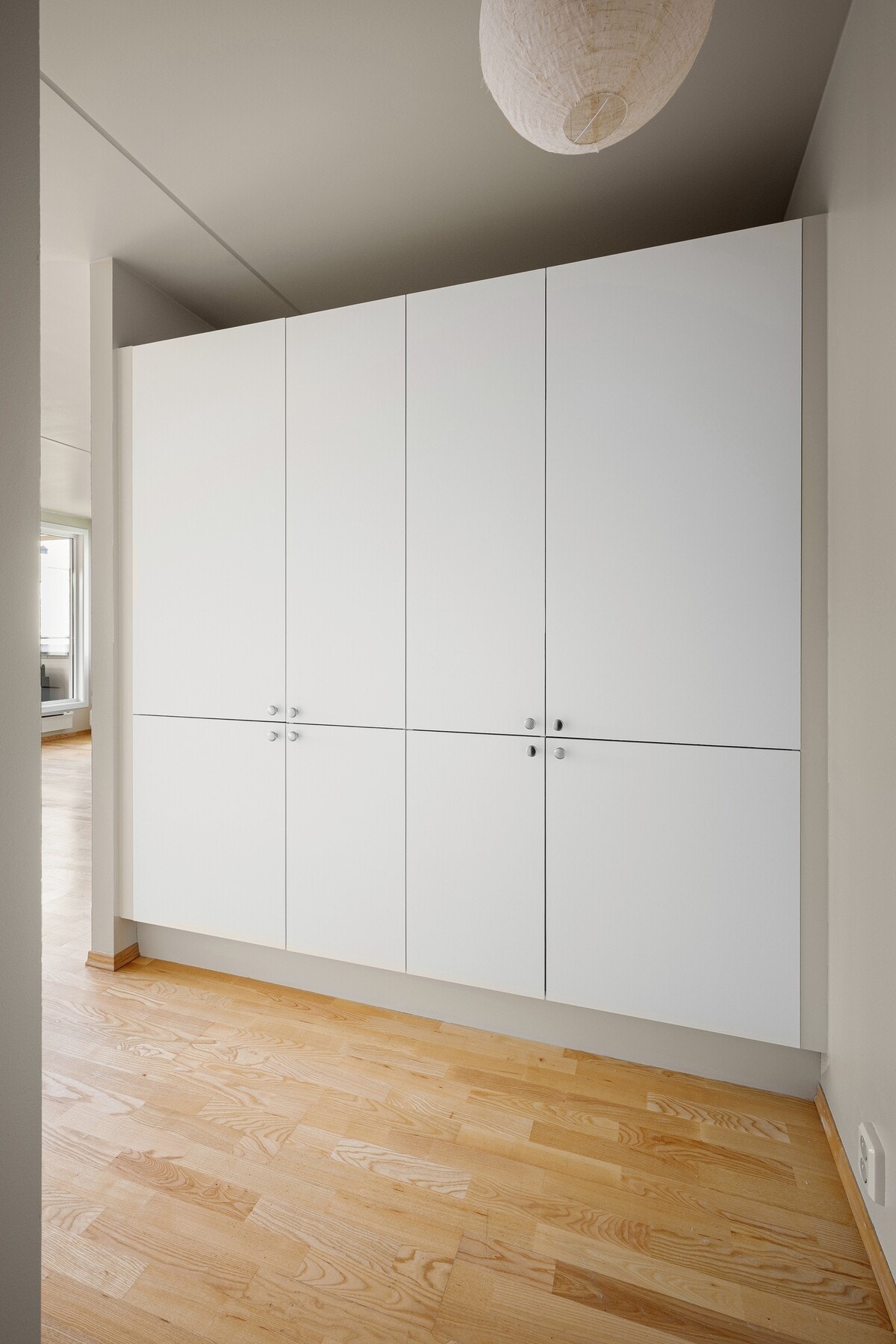 Det lyse interiøret og de tidløse materialvalgene gir et rent og moderne førsteinntrykk. Galleribilde