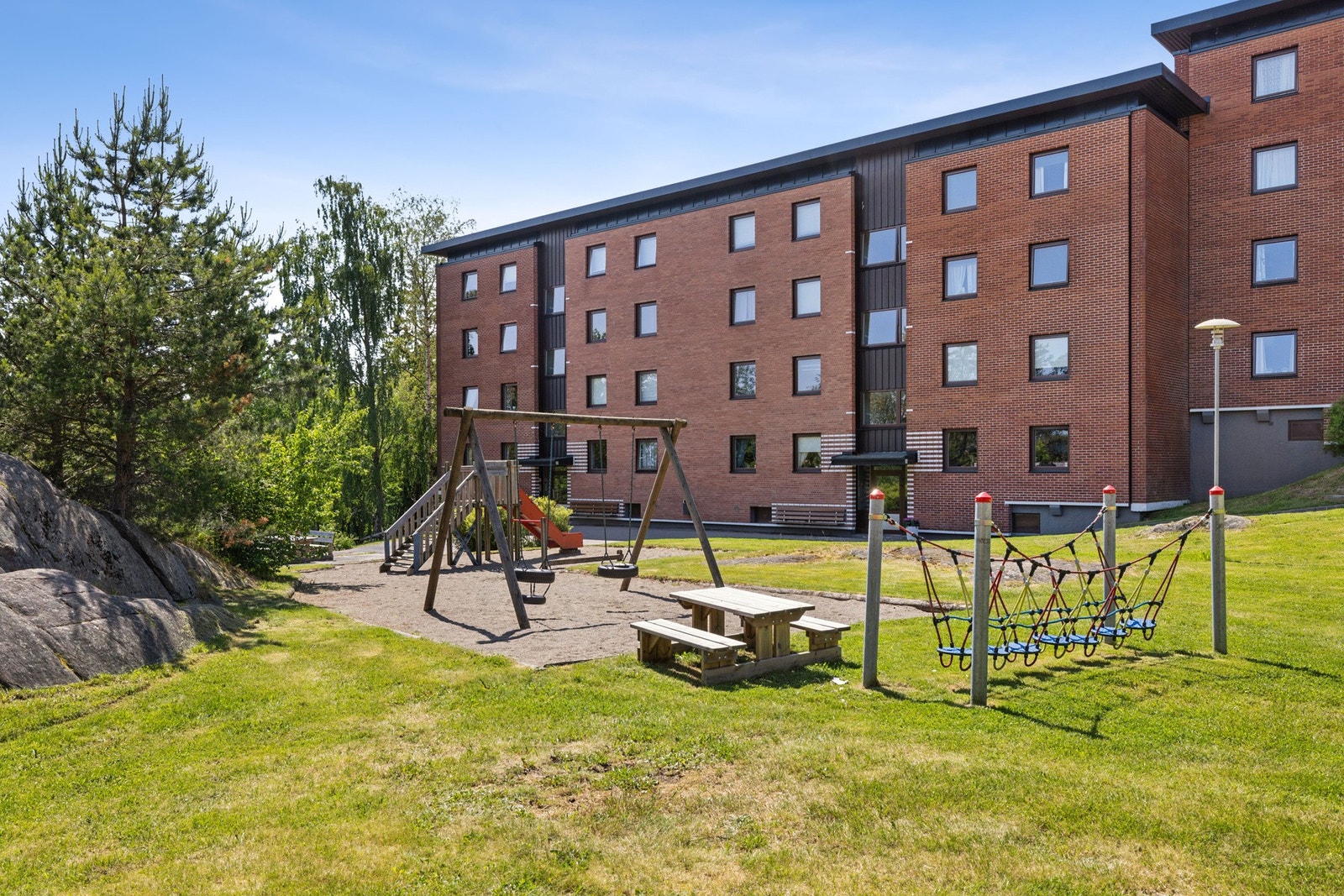 På området finner du også en lekeplass, ideell for barnefamilier eller besøk av små gjester. Galleribilde