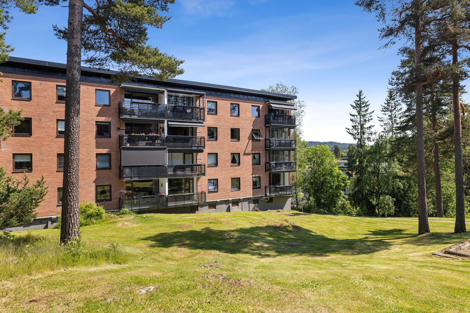 Pent opparbeidet tomt med grønne fellesarealer og hyggelig utsyn - perfekt for både lek og avslapning. Galleribilde