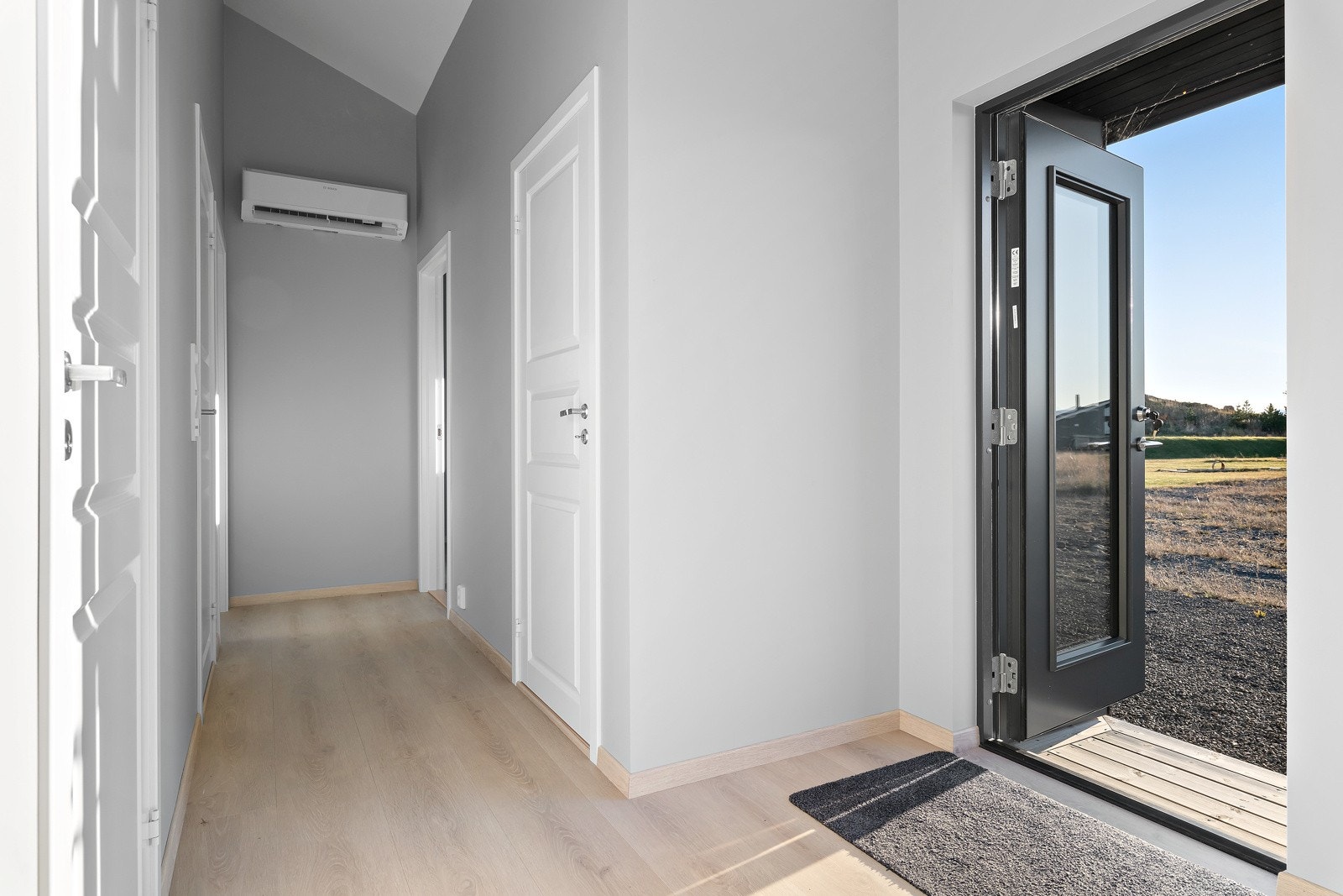 Velkommen inn. Et praktisk inngangsparti. Galleribilde