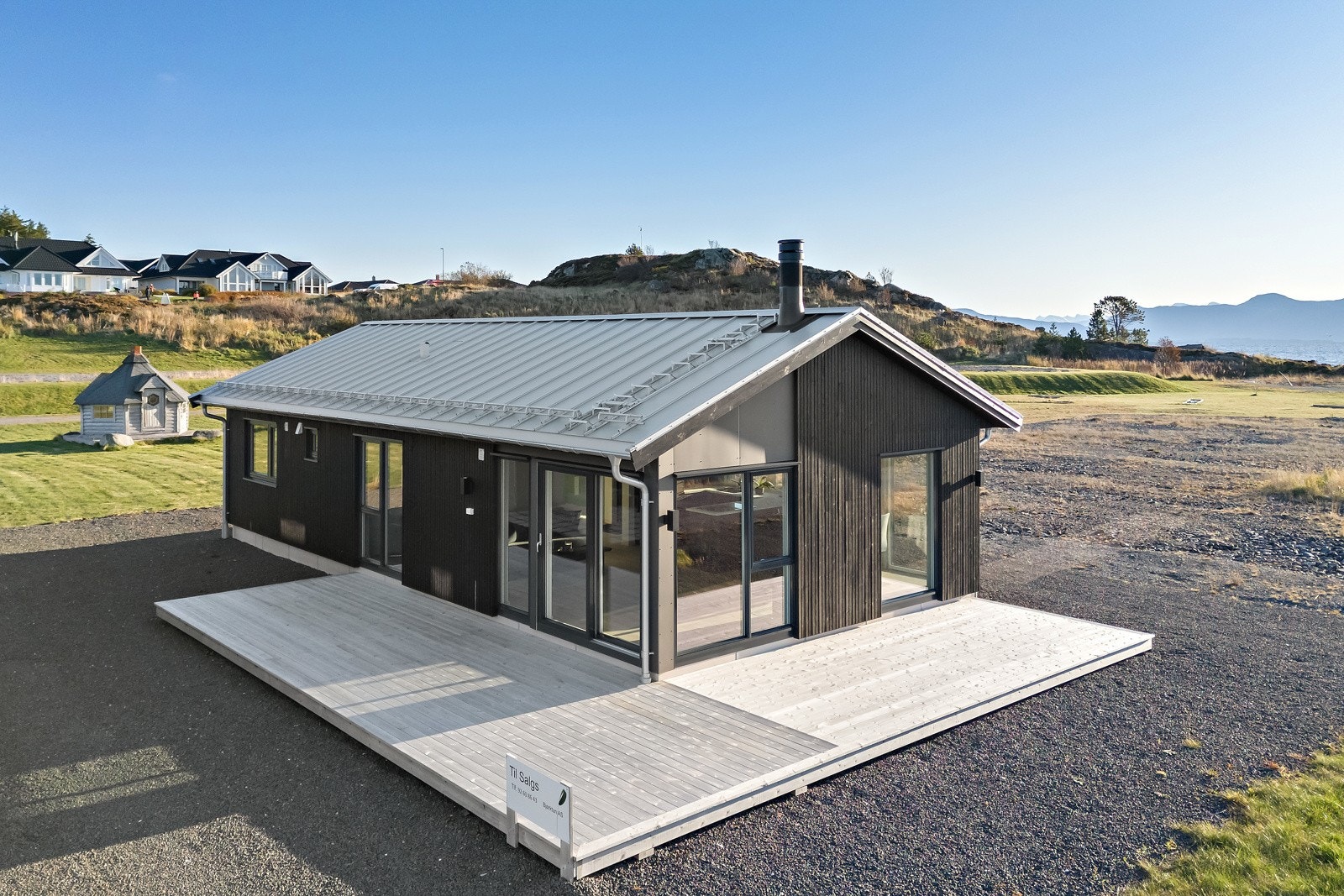 Boligen er oppført i 2021 og har dermed forutisgbarhet i lang tid. Ute er det etablert platting som sørger for at man kan nyte solen hele året. Galleribilde