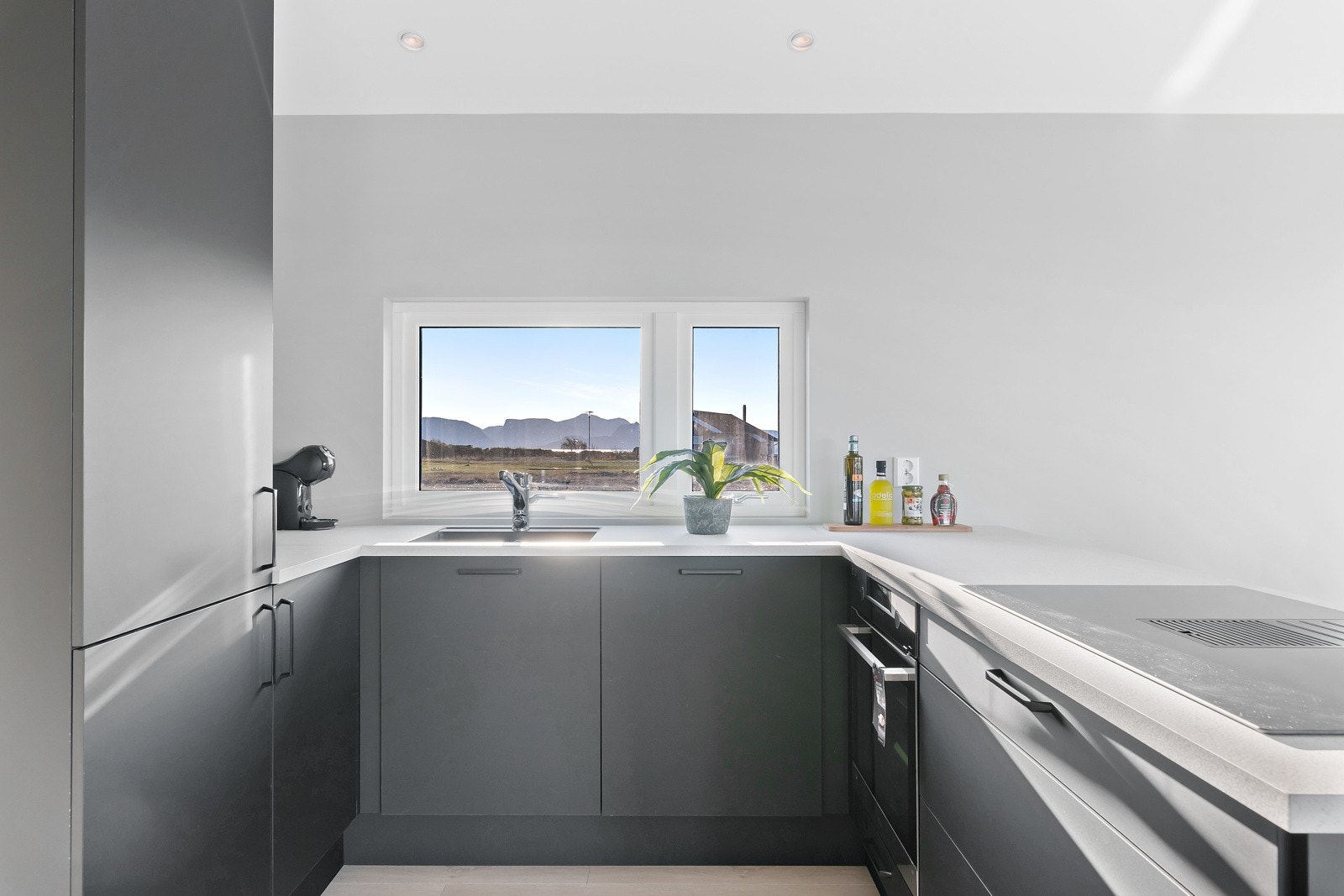 Kjøkkenet har alt du trenger og samtidig litt til - utsikten er fin til kokkeleringen. Galleribilde