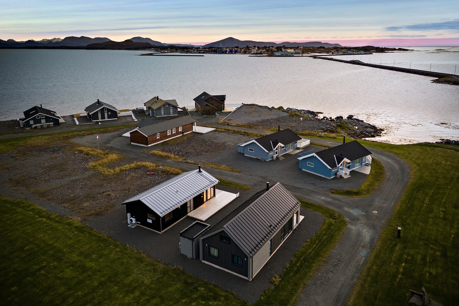 Håp i havet heter det lokale badelandet. Akkurat det får man rikeslig her. Ta en kajakktur i Røsokvika, en bedre middag på Finnøy havstuer og ta et forfriskende bad på nettopp badelandet. Galleribilde