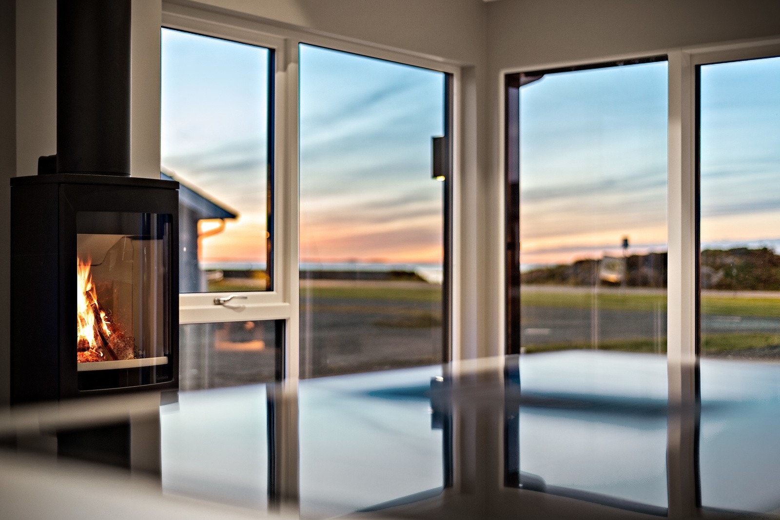 Dette er en lekker fritidsbolig med fine overflater, gode solforhold og behagelige uteområder. Galleribilde