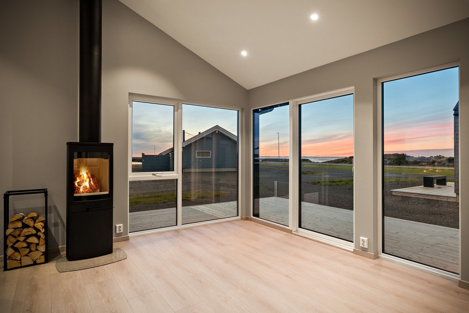 og den oransje himmelen en sommerkveld. Galleribilde