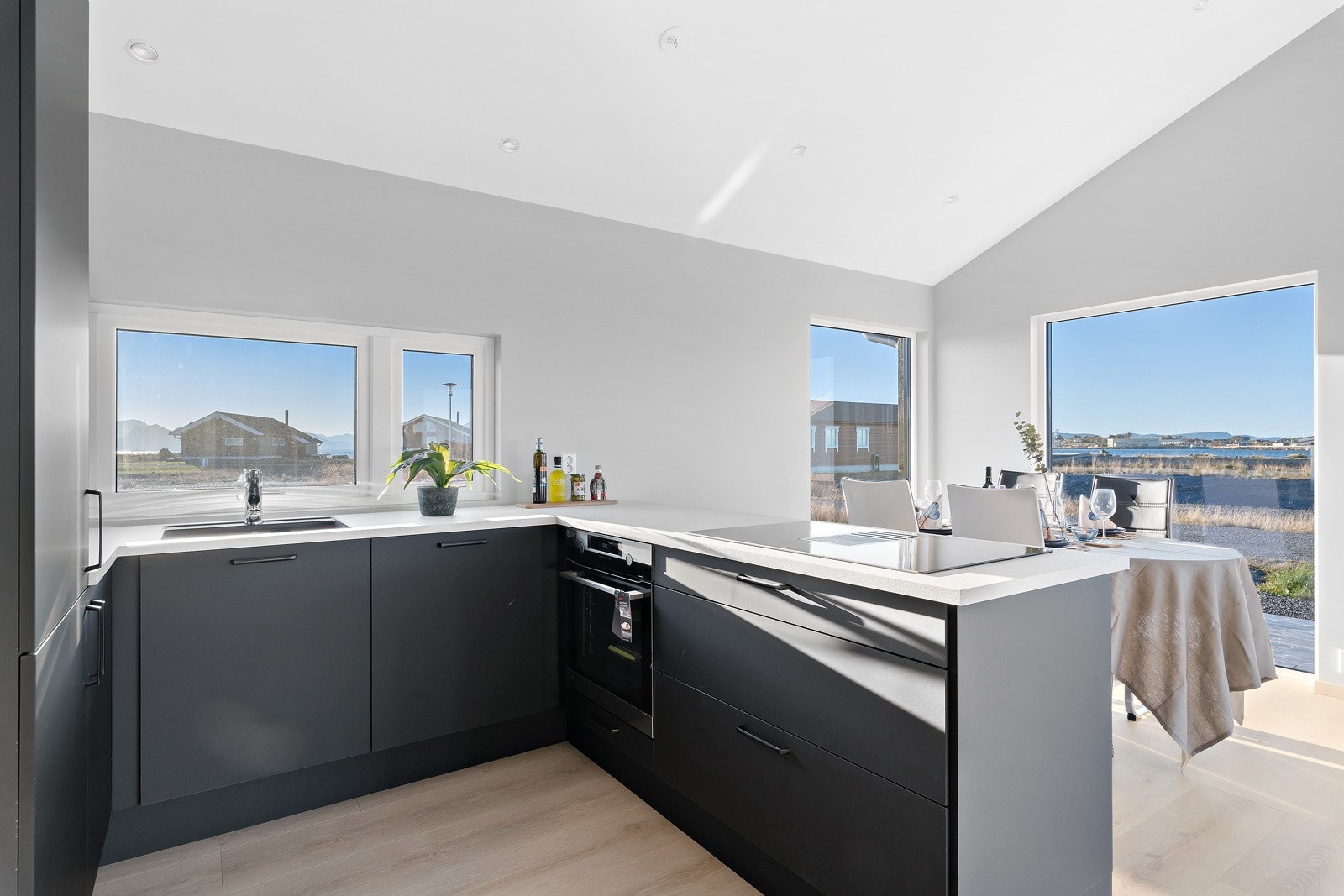 Fine farger på både innredning og benkeplate. Her vil du trives. Galleribilde