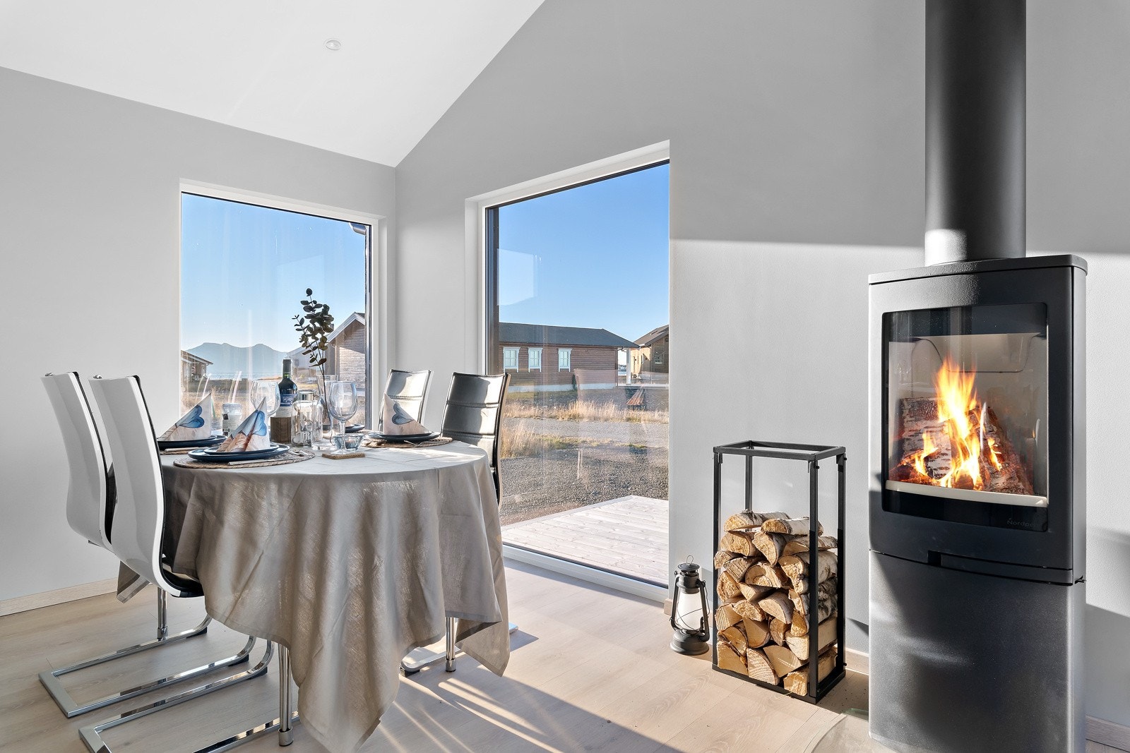 På gulvet er det fine overflater, veggene og himling er gipset og har lyse farger som står seg godt til lysflatene. Galleribilde