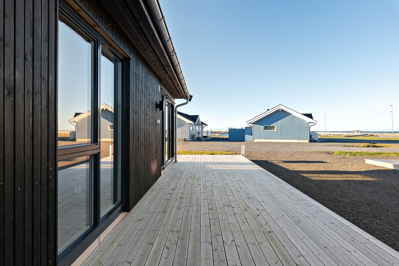 Med sin vestvendte orientering vil du få gode solforhold og det er ingenting som er som å følge solen når den går ned i havgapet en sensommerkveld. Galleribilde