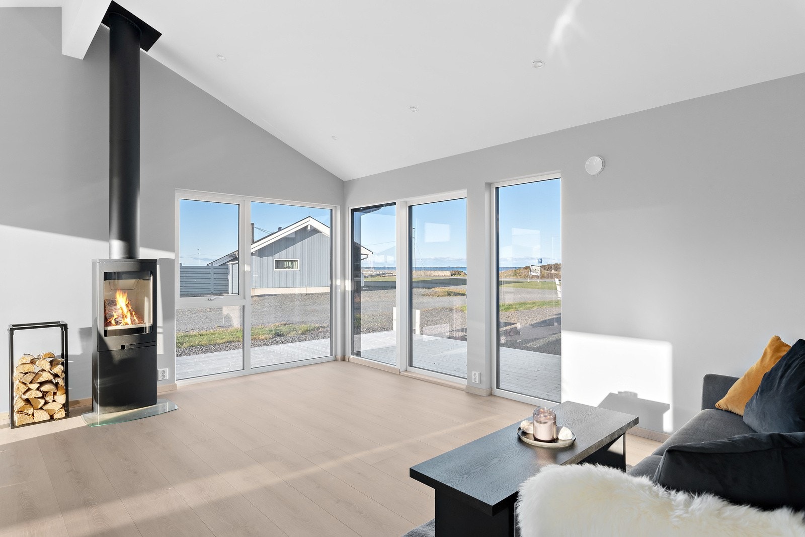 De store vindusflatene gir en wow-faktor. Her får du mye naturlig lys - Galleribilde