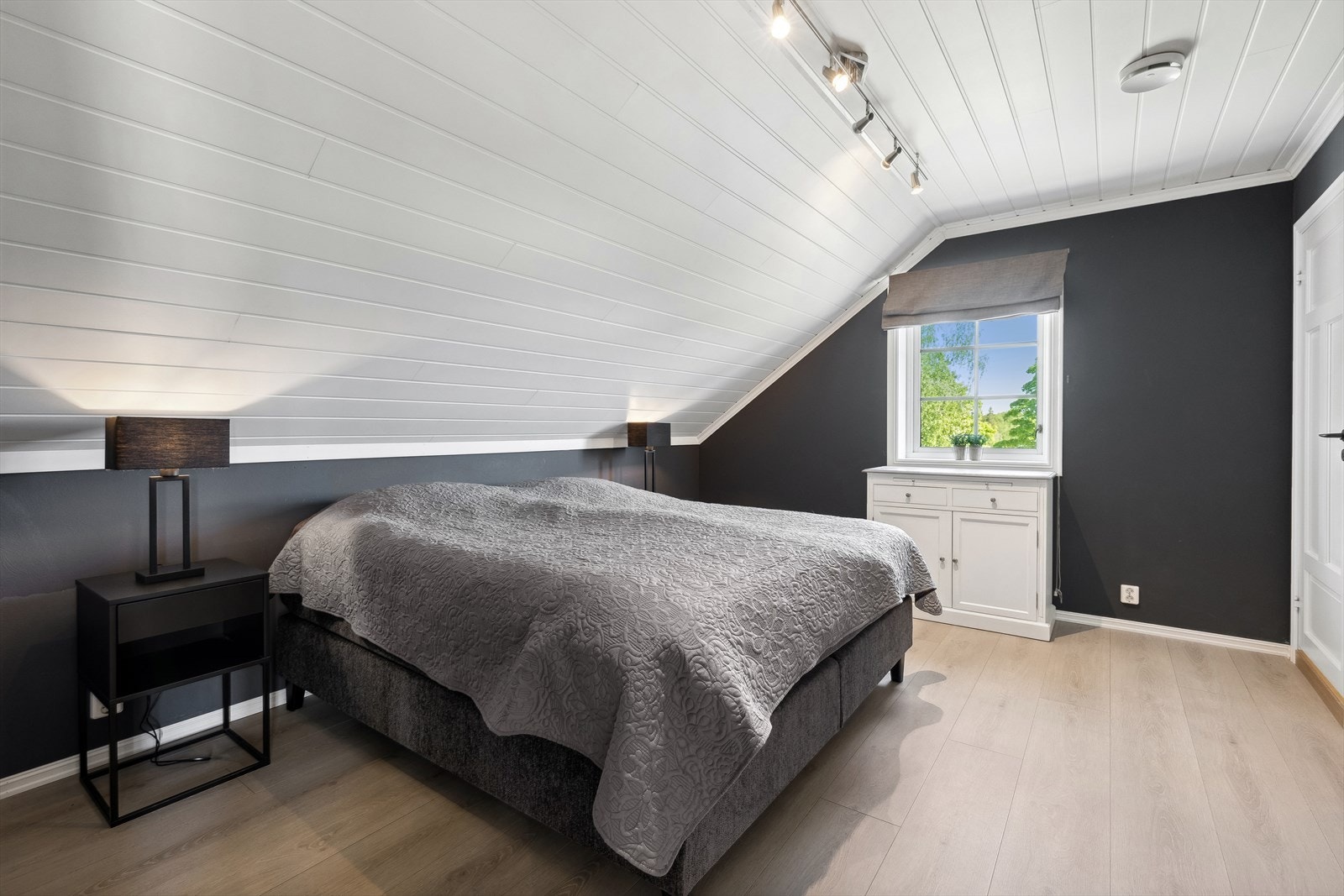 Soverom 1 - med god plass til dobbeltseng og annet møblement. Galleribilde